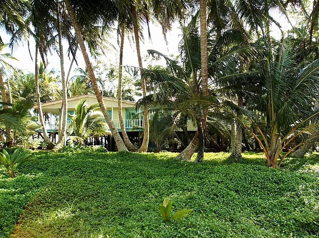 La isla cuenta con una vivienda.