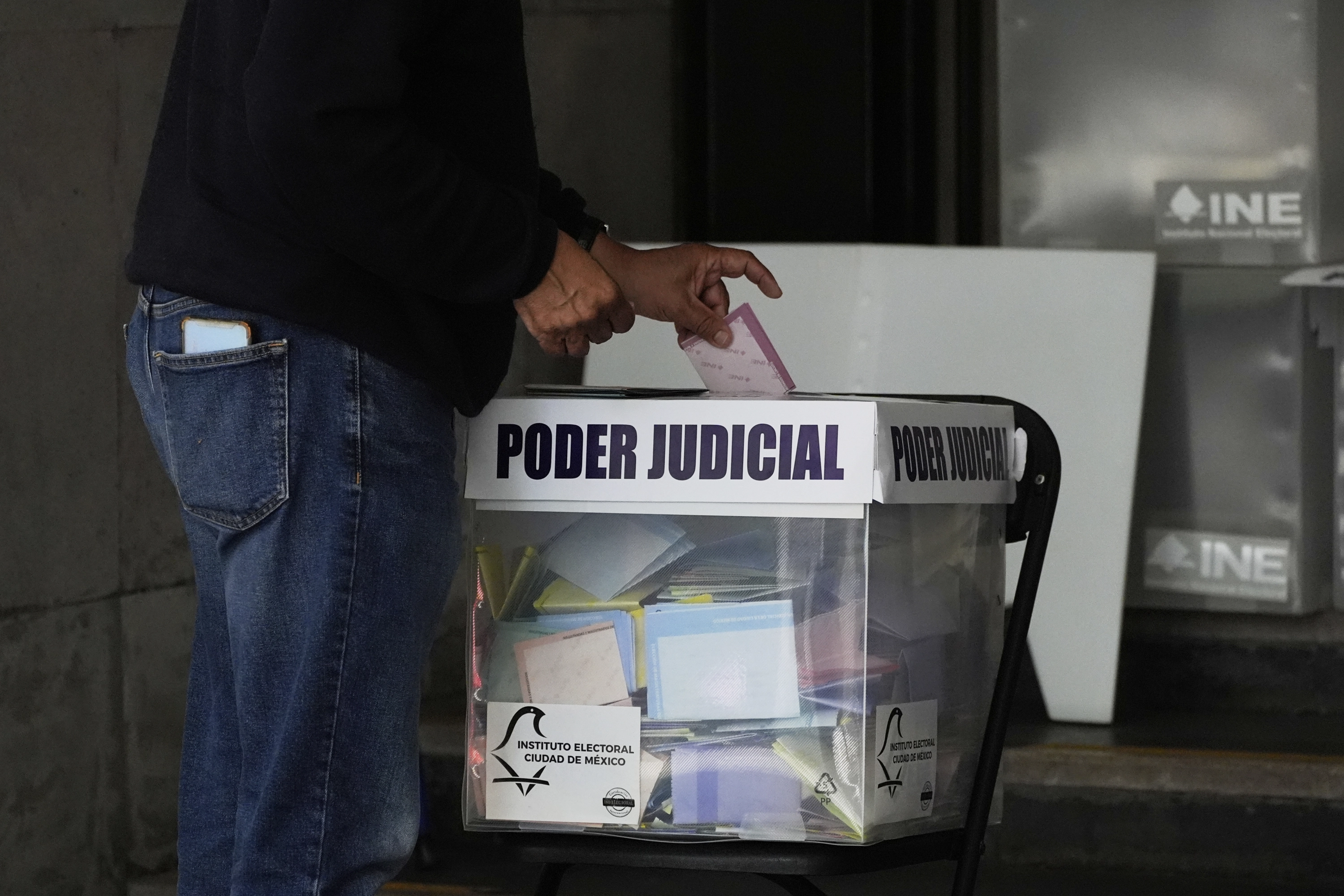 Un votante emite su voto en las primeras elecciones judiciales de México, en Ciudad de México, el domingo 1 de junio de 2025.