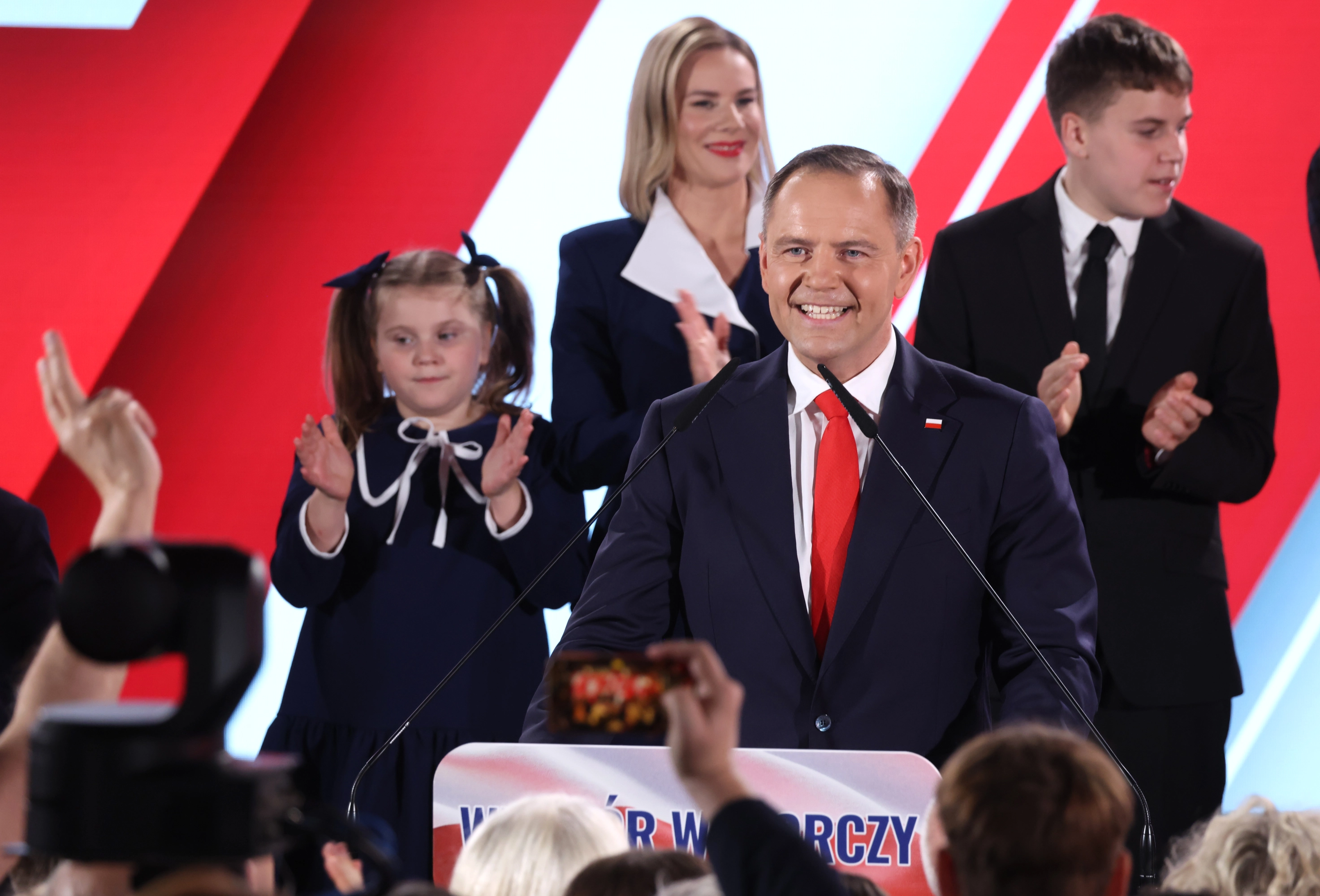 Karol Nawrocki acompañado por su familia tras ganar la segunda vuelta de las elecciones polacas.