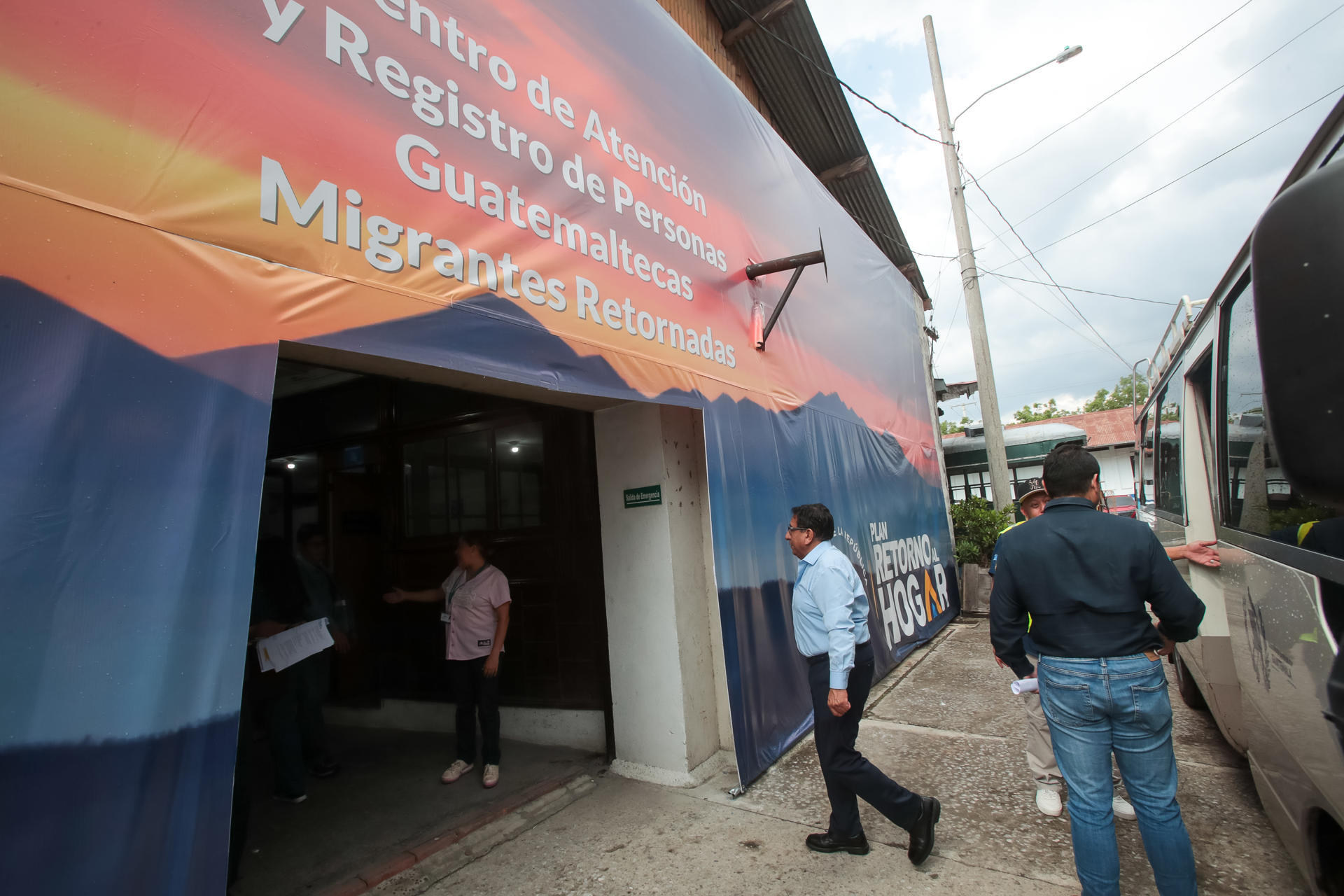 Personas asisten a la inauguración del nuevo centro de atención para migrantes deportados este lunes, en la Ciudad de Guatemala (Guatemala).