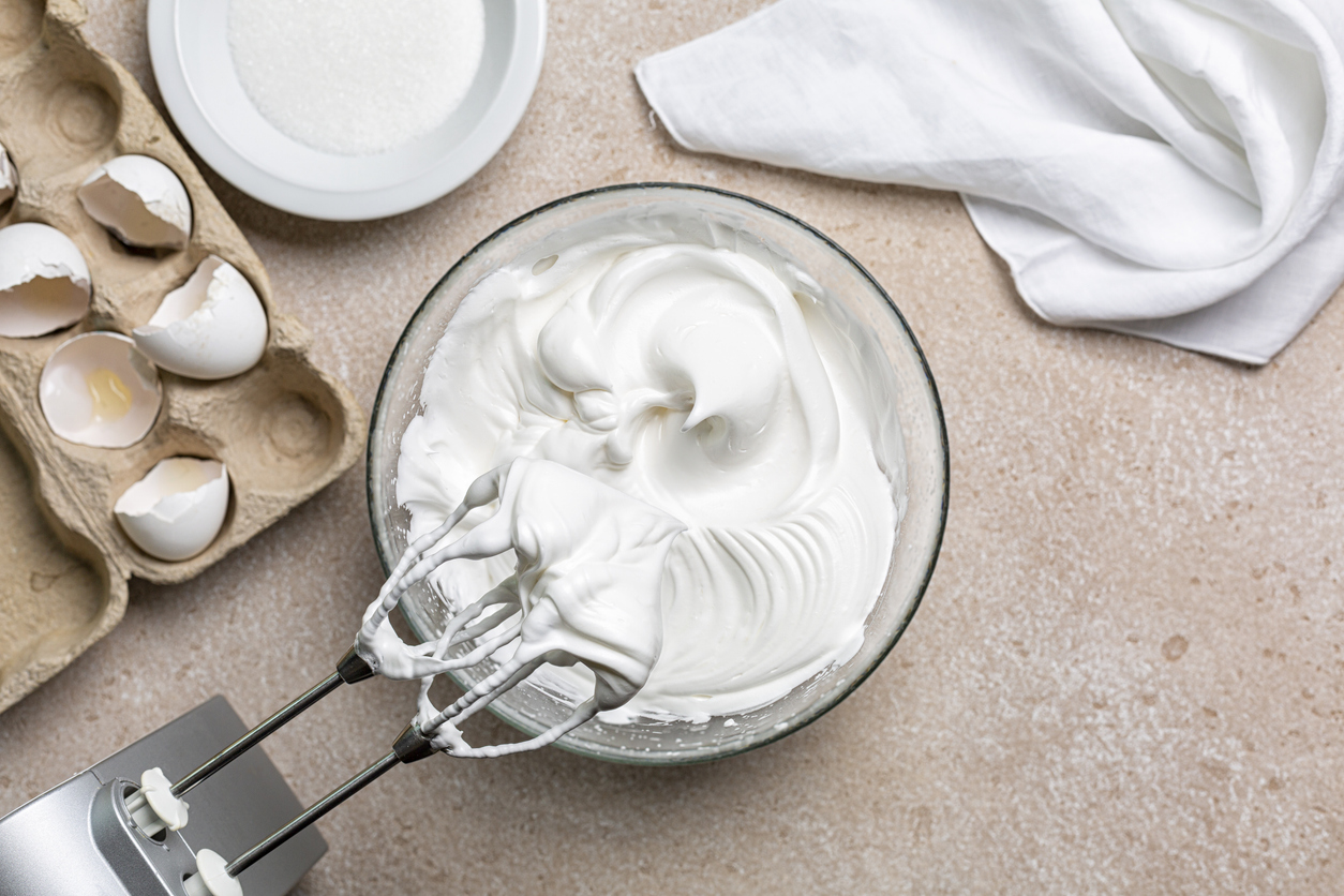 Batidora con bol de merengue italiano.