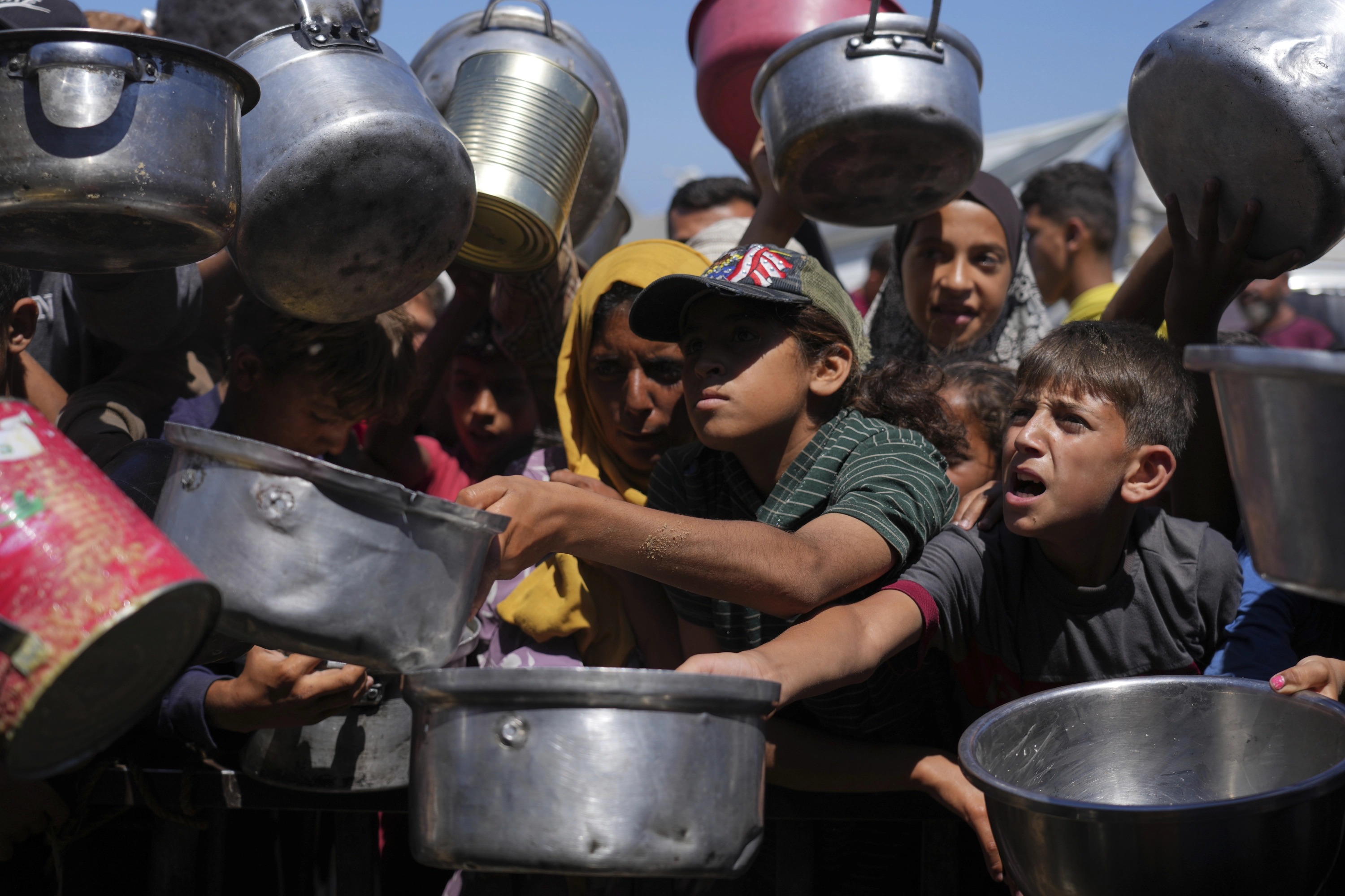Palestinos luchan por conseguir alimentos en el sur de la Franja de Gaza.