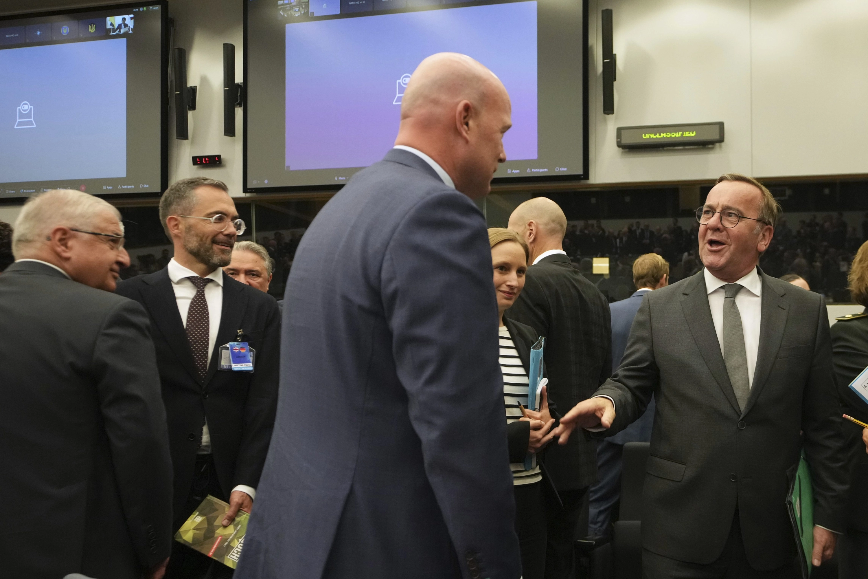 El ministro de Defensa Boris Pistorius conversa con el embajador de EE UU en la OTAN, Matthew G. Whitaker