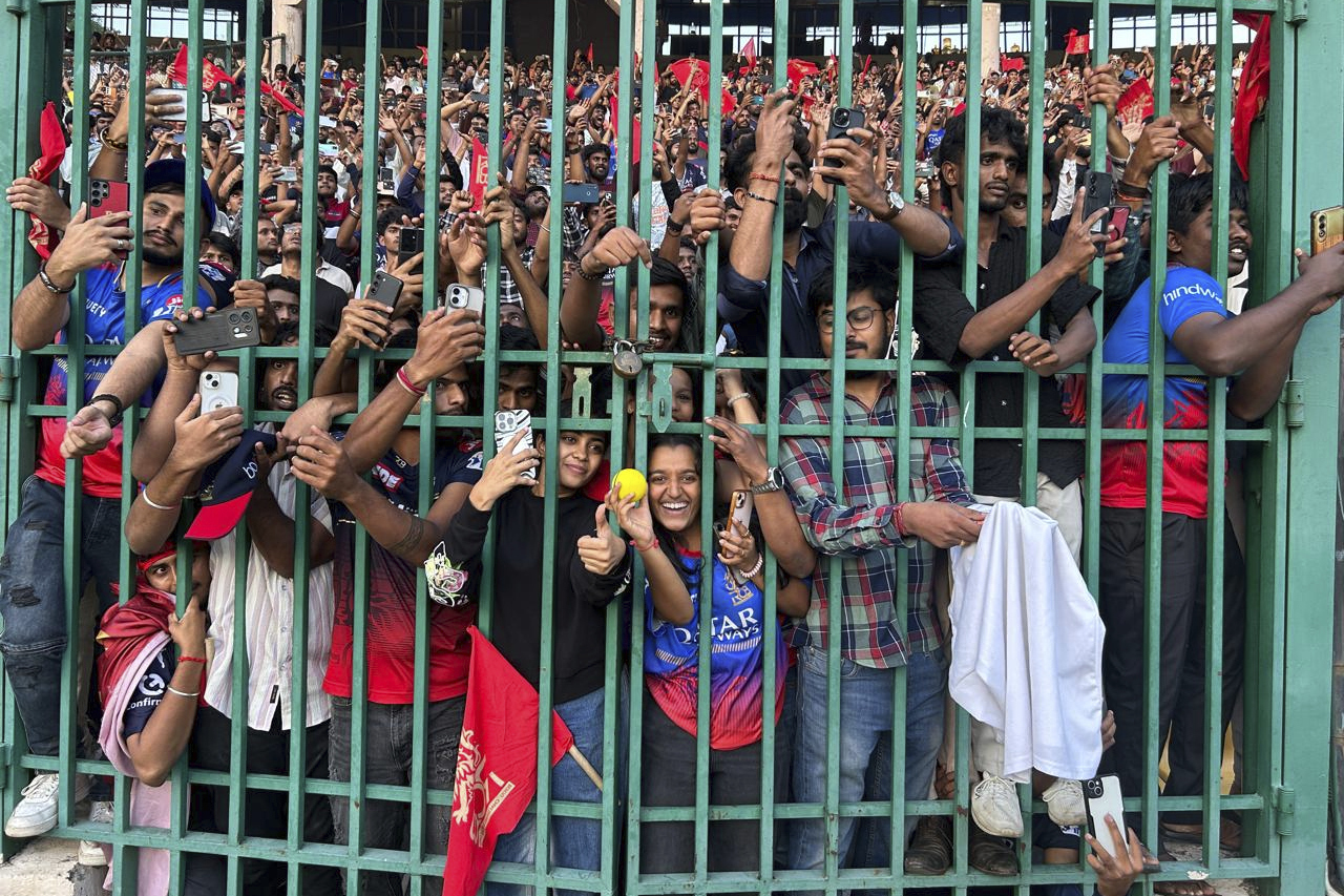 Los fans se reúnen para celebrar con los jugadores de críquet de Royal Challengers Bengaluru, ganadores de la Indian Premier League.