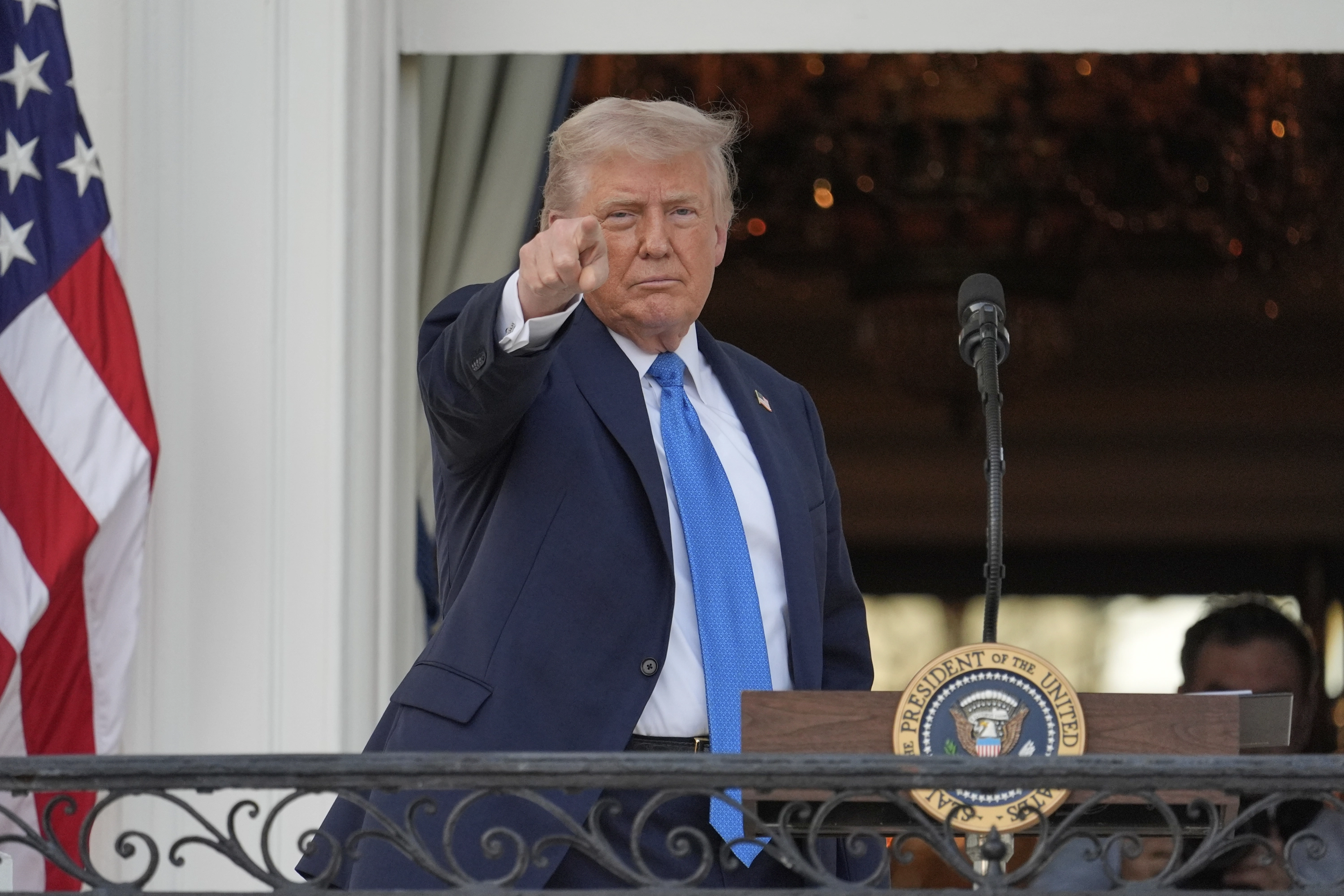 El presidente Donald Trump gesticula tras hablar durante una velada veraniega en el Jardín Sur de la Casa Blanca, el miércoles 4 de junio de 2025, en Washington.