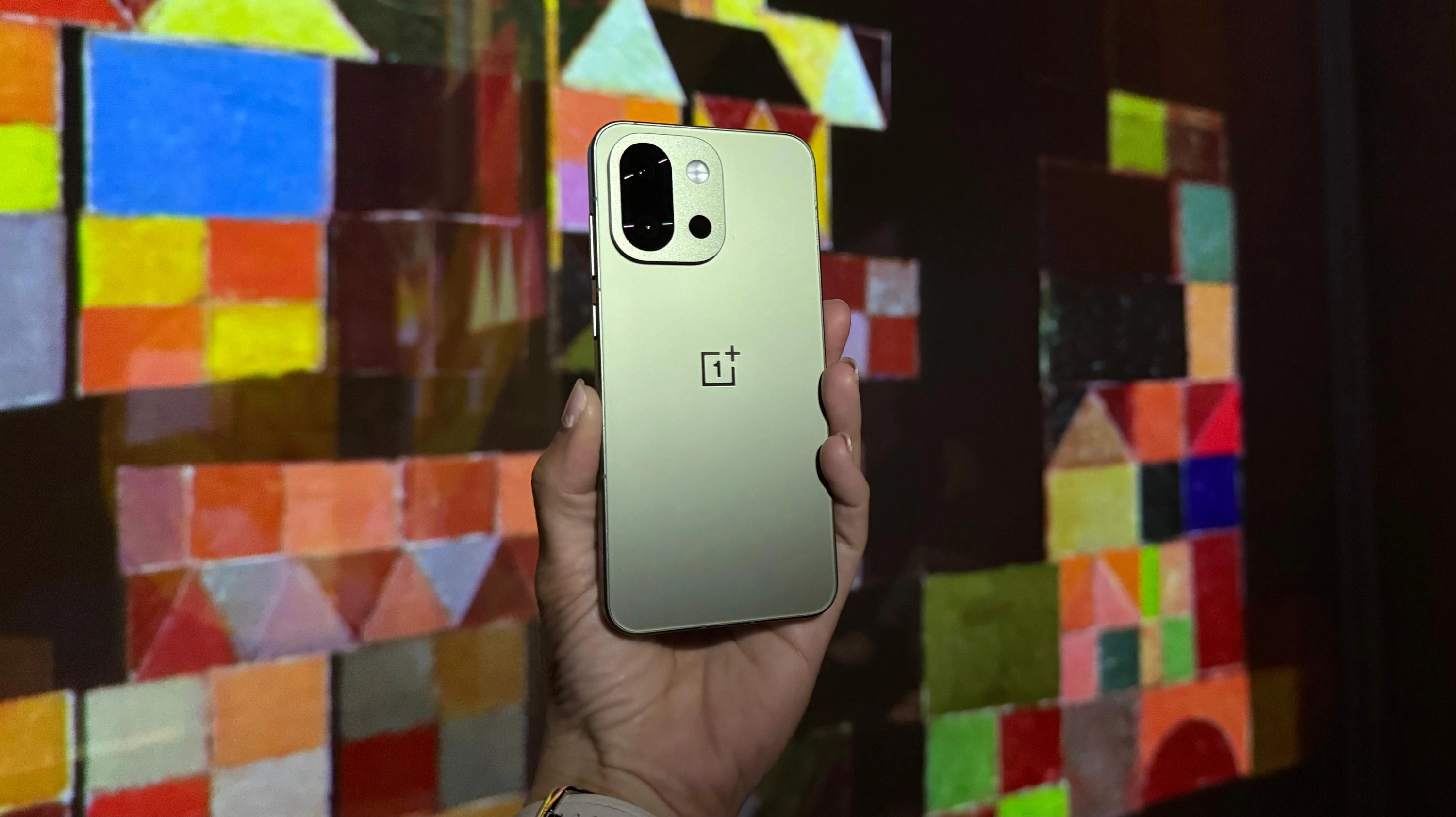 O OnePlus 13S possui design compacto e de luz, o que é ideal para quem procura telefones celulares mais gerenciáveis.
