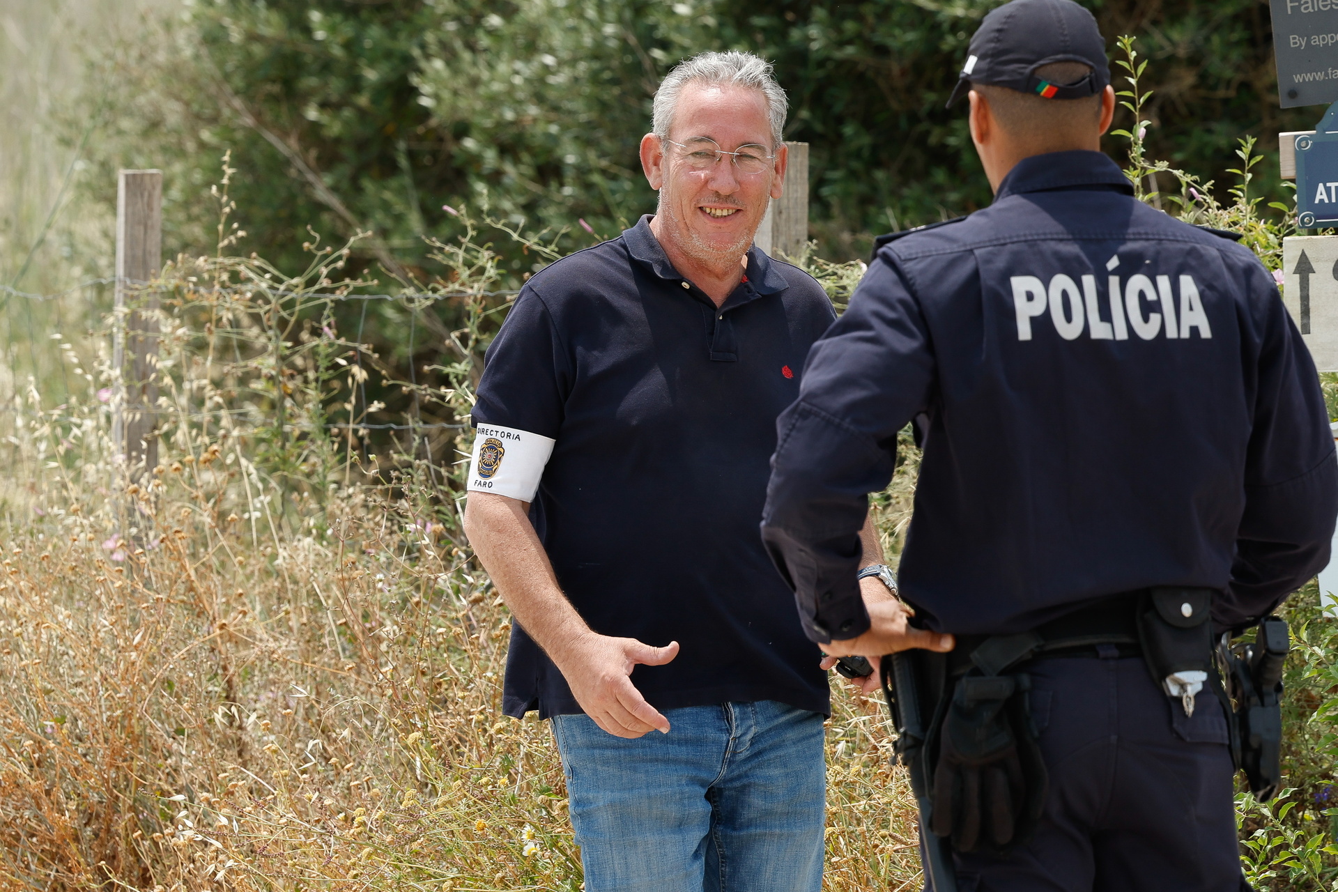 LAGOS (Portugal), 03/06/2025.- Portuguese officers during a search operation in a vast area between the cities of Lagos and Praia da Luz for Madeleine McCann, in Lagos, Portugal, 03 June 2025. In 2020, German police identified Christian Brueckner, who was living in Lagos at the time, as the prime suspect in the disappearance of Madeleine McCann. At the request of German authorities, Portugals Policia Judiciaria (PJ) has assigned 30 inspectors to investigate the case, which marks 18 years since Madeleine disappearance from Praia da Luz, in the Lagos region. EFE/EPA/LUIS FORRA