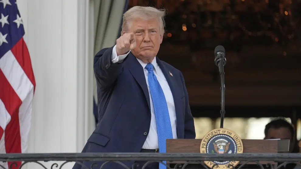 El presidente Donald Trump gesticula tras hablar durante una velada veraniega en el Jardín Sur de la Casa Blanca, el miércoles 4 de junio de 2025, en Washington.