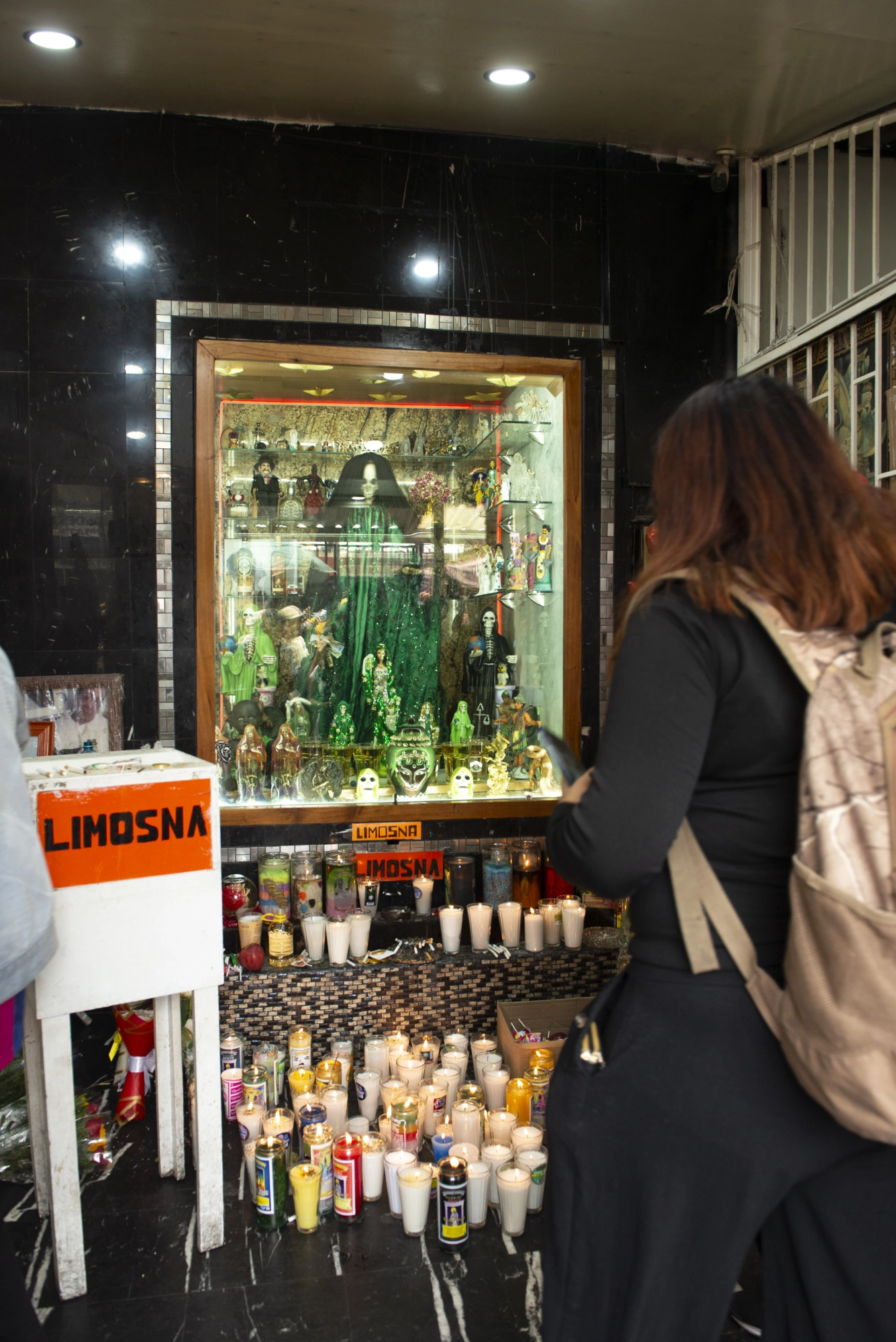Un altar dedicado a la Santa Muerte.