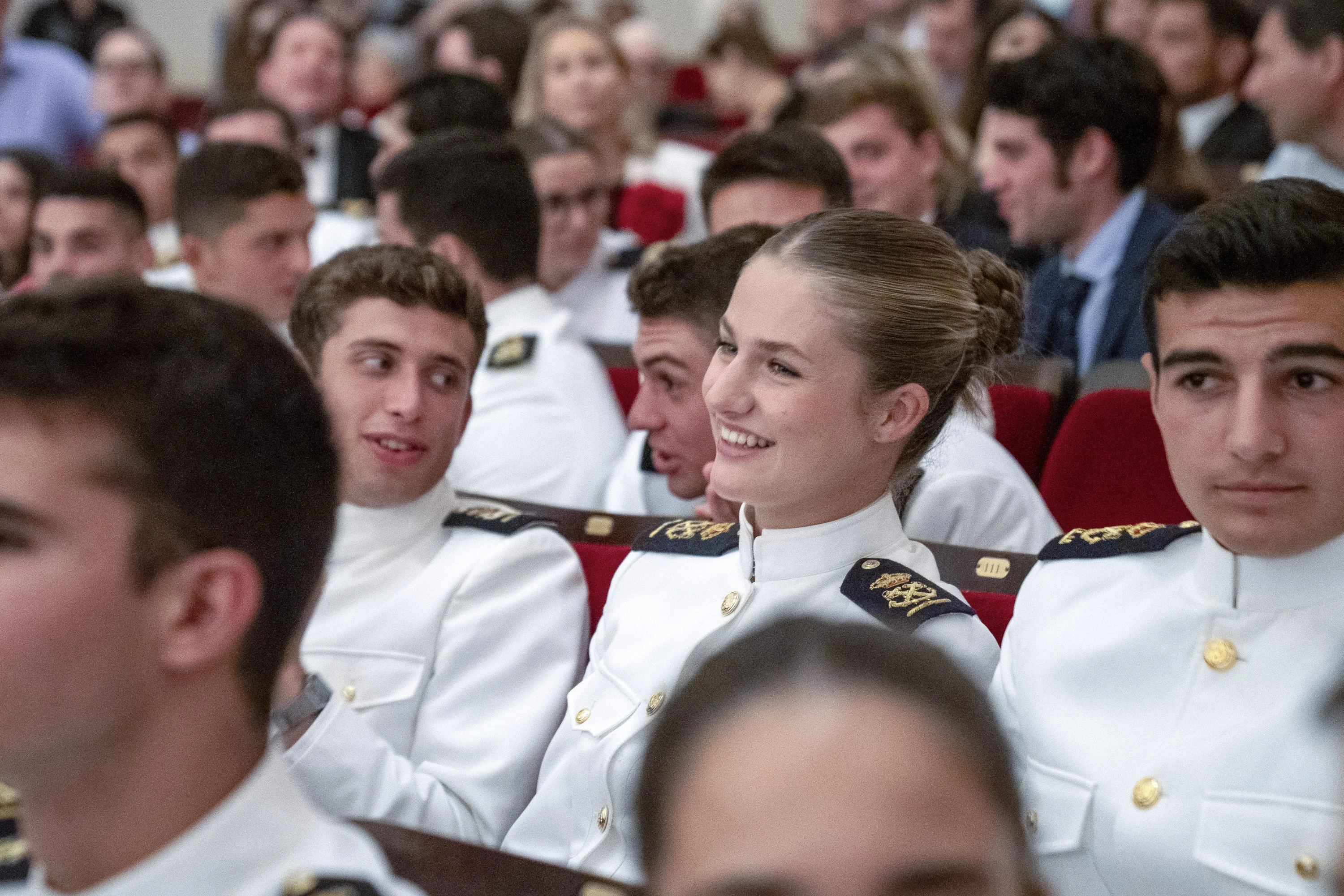 AME3721. NUEVA YORK (ESTADOS UNIDOS), 05/06/2025.- La princesa Leonor de Borbón y guardiamarinas del Juan Sebastián de Elcano asisten al concierto 'A Musical Fantasy from Spain' del Teatro Real de Madrid este jueves, en el Carnegie Hall en Nueva York (Estados Unidos). EFE/ Ángel Colmenares