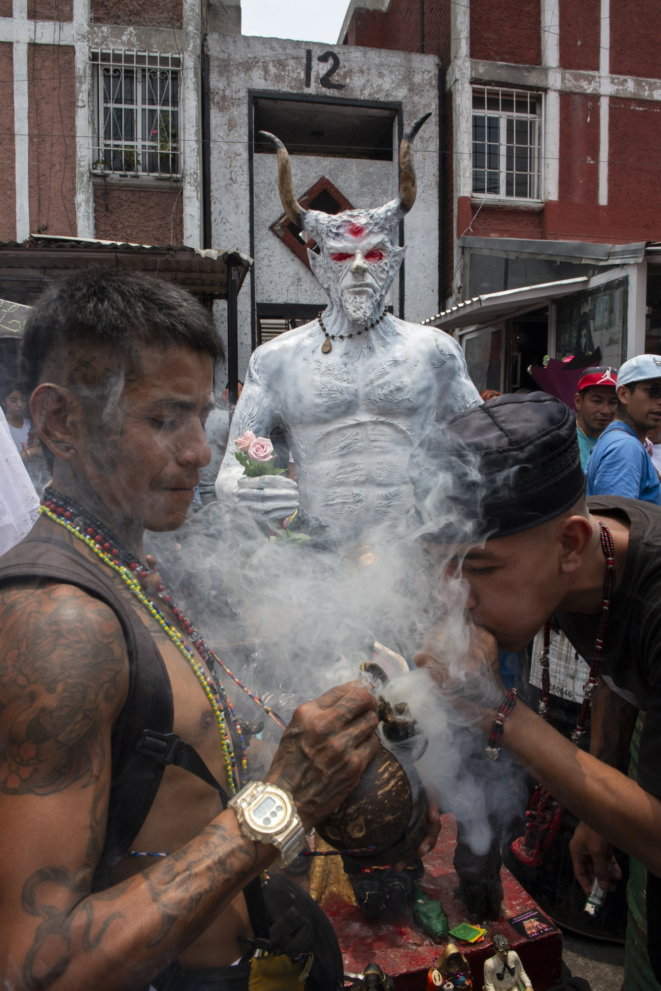 Dos jóvenes, en pleno culto a la Santa Muerte.