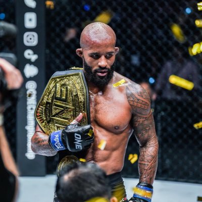 Demetrious Johnson con el cinturón de campeón de ONE