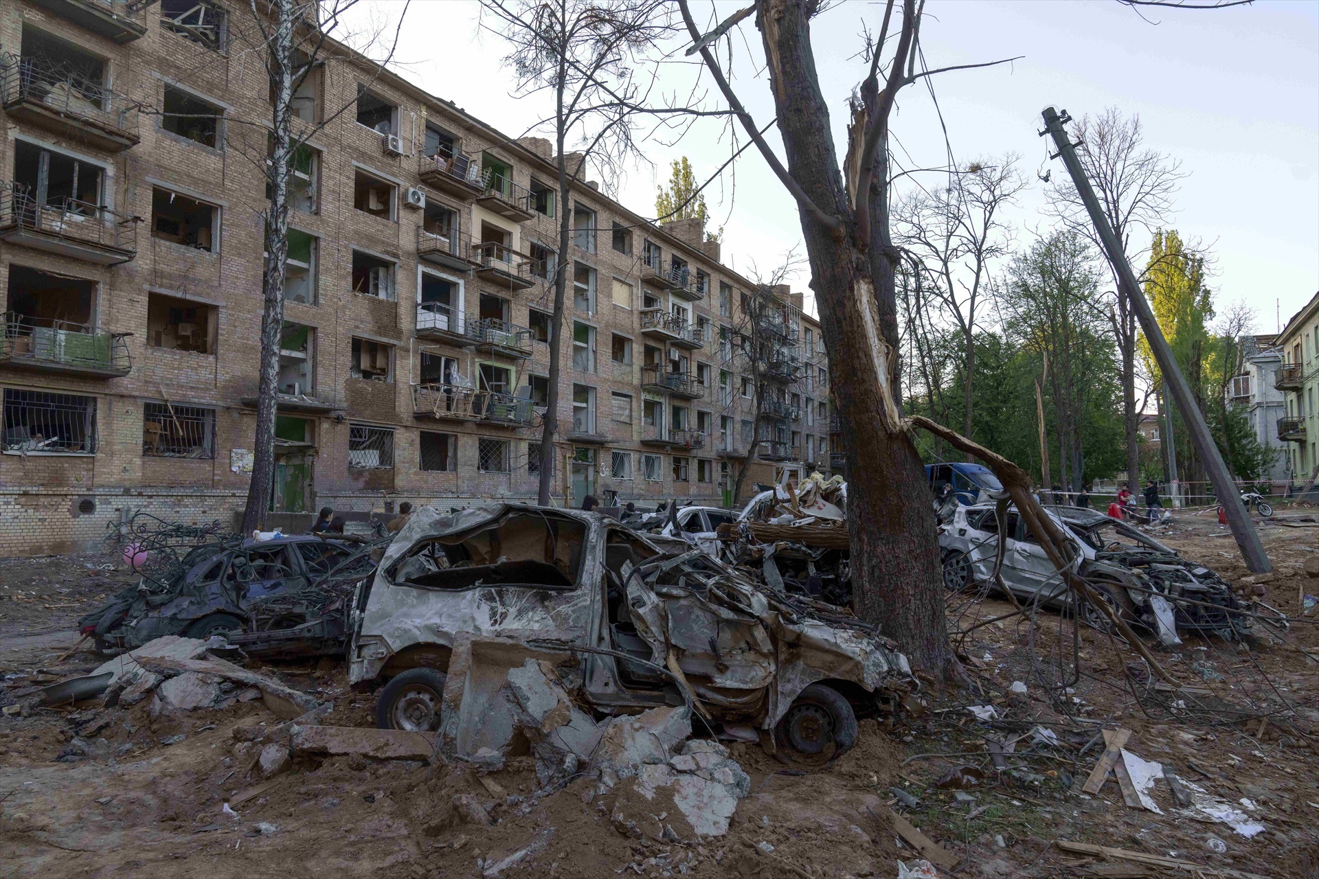 Coches destrozados tras un ataque ruso en Kiev. Europa Press/Contacto/Andreas Stroh 26/4/2025