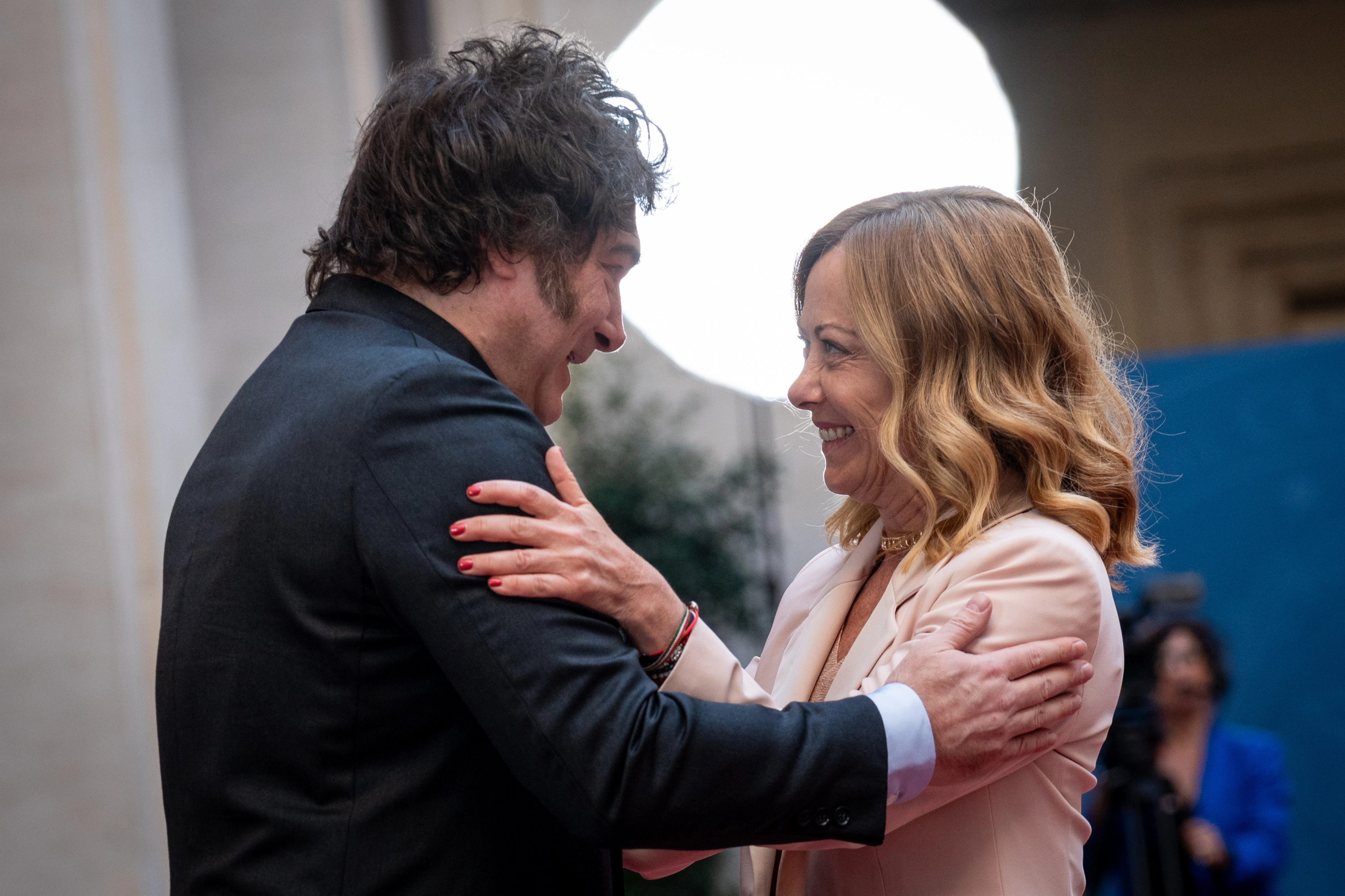 Milei y Meloni se abrazan en Roma.