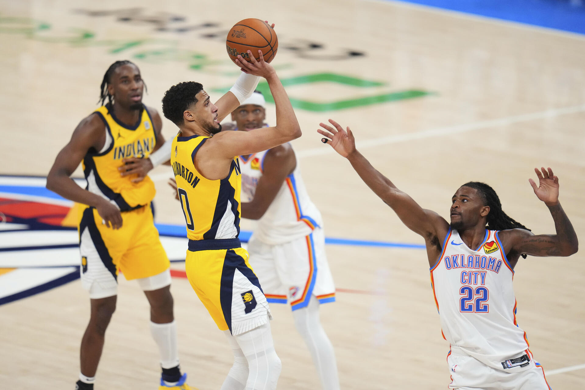 O Guarda dos Pacers de Indiana Tires Haliburton (0) atirou em 3 pontos no Oklahoma City Thunder Thunder Gardard Cason Wallace (22), o jogo 1 da série de basquete da NBA Finals no segundo semestre de 5 de junho de 2025, na cidade de Oklahoma na quinta-feira. (AP Photo / Julio Cortez) Associated Press / LaPersi Itália e Espanha