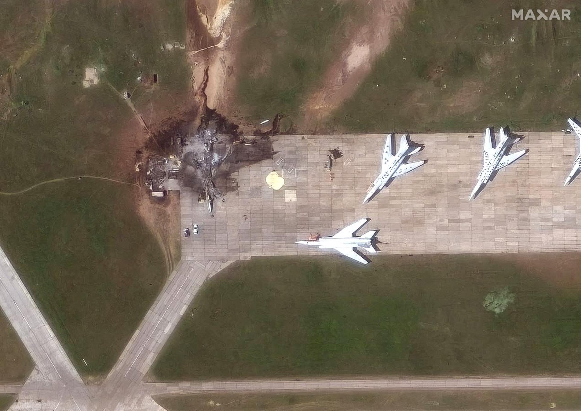 Imagen satelital de Maxar Technologies muestra un avión Tupolev Tu-22 destruido tras una serie de ataques con drones ucranianos en la base aérea de Belaya, en Rusia.