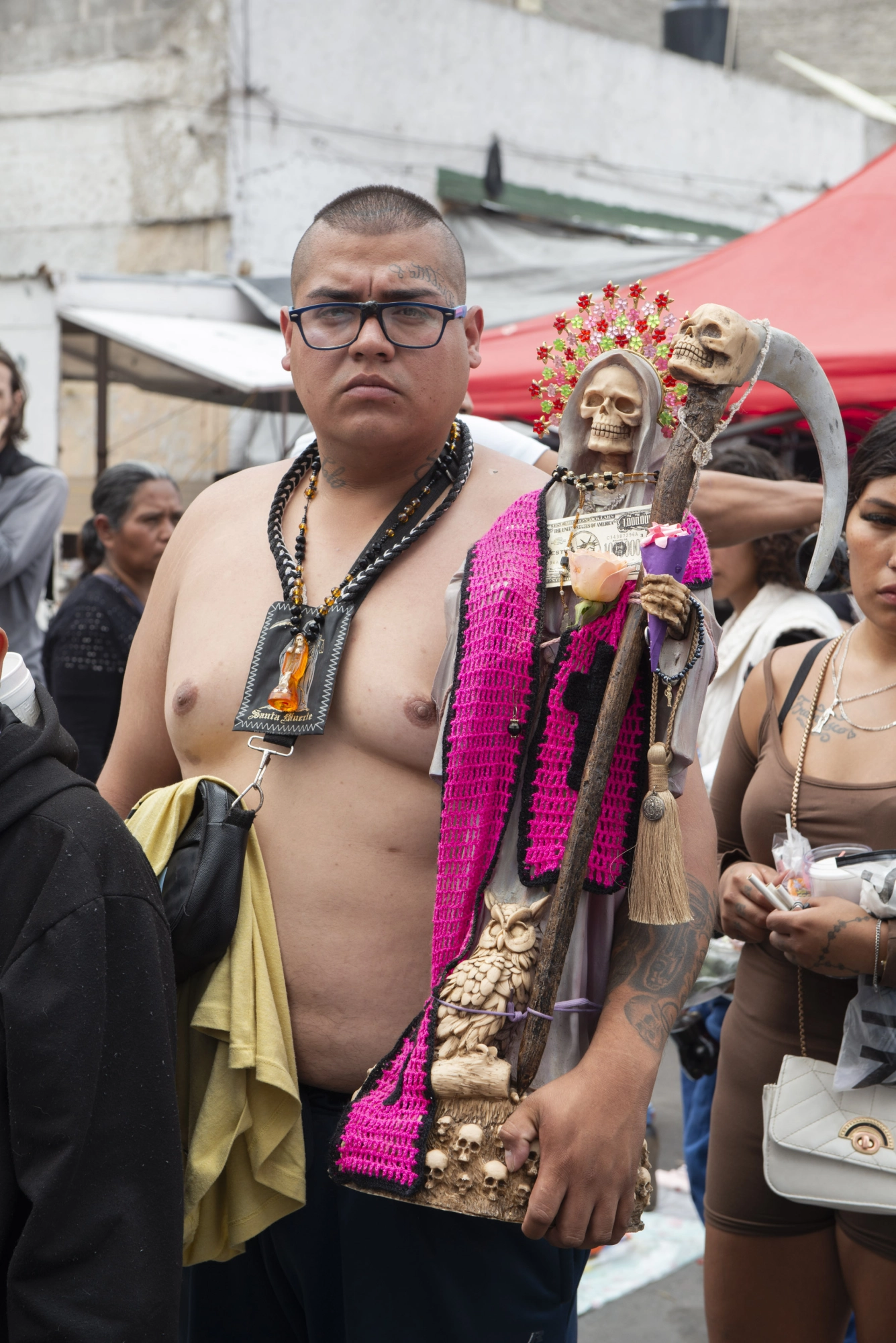 Un devoto participa en la procesión de la Santa Muerte.