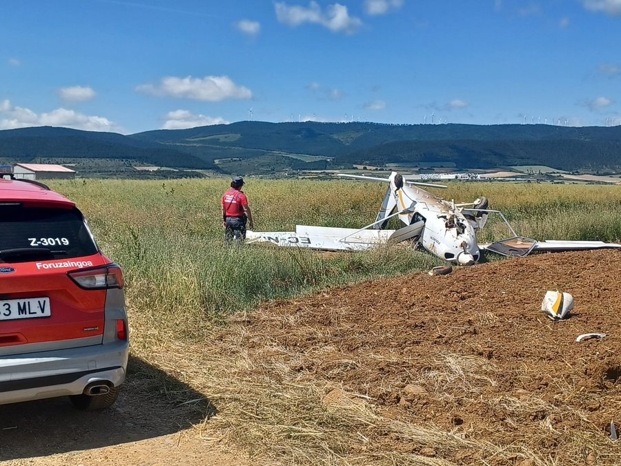 Quatro pessoas ficaram feridas em um acidente de avião em Lambier Airfield.