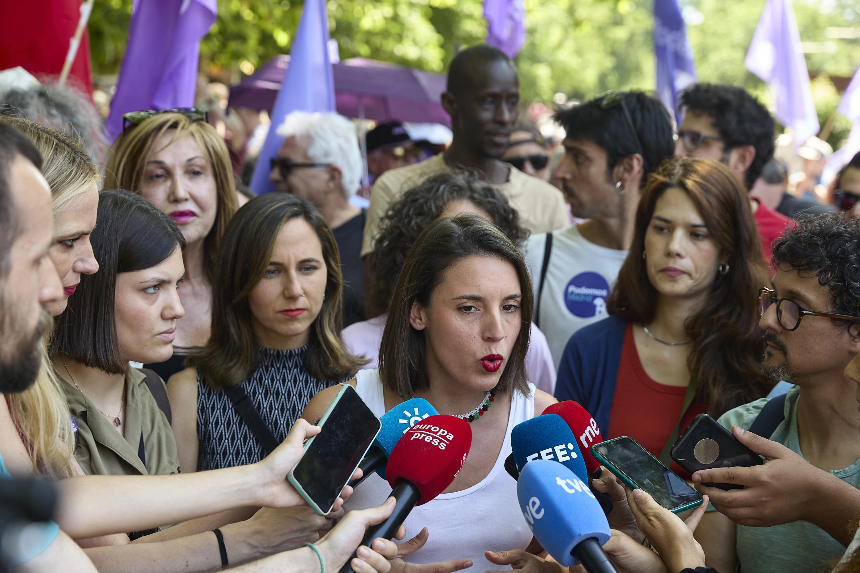 La eurodiputada de Podemos, Irene Montero, ofrece declaraciones a los medios este sábado.