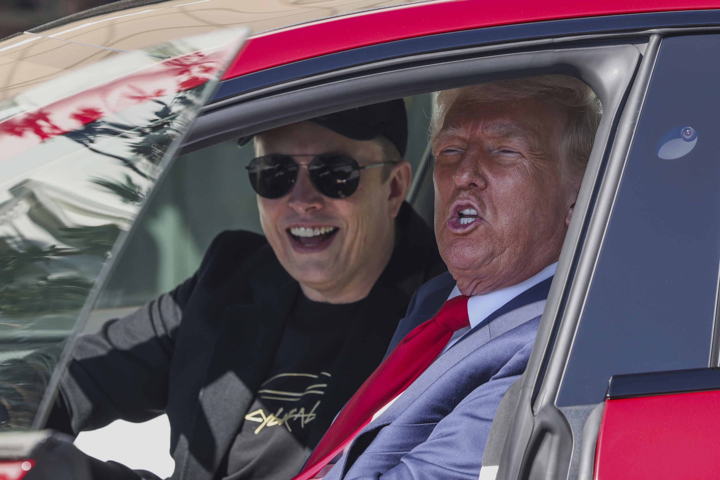 El Presidente de los EEUU, Donald Trump recibiendo el Tesla del magnate Elon Musk.