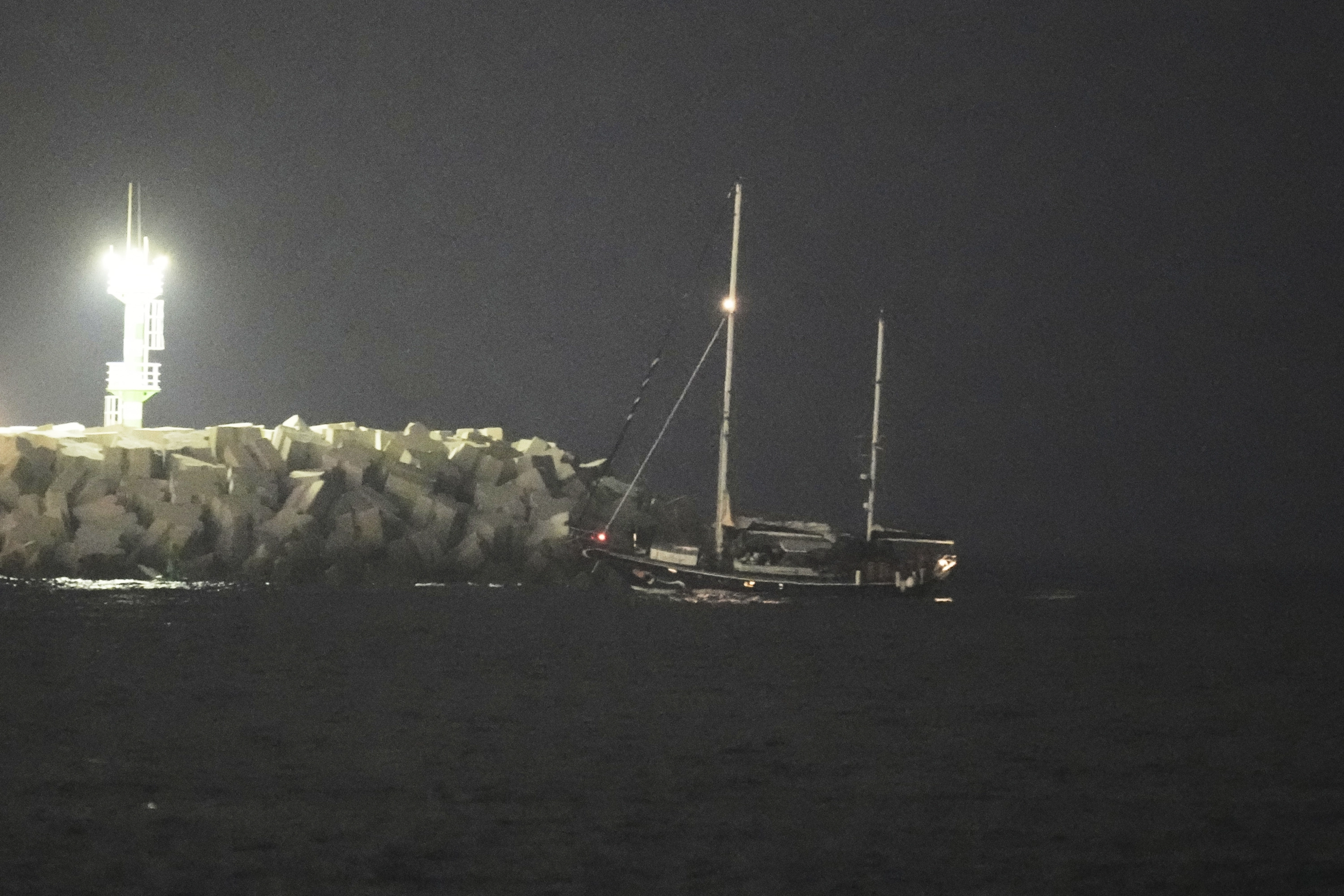 El barco de ayuda a Gaza Madleen, escoltado por fuerzas navales israelíes, entra en el puerto de Ashdod.