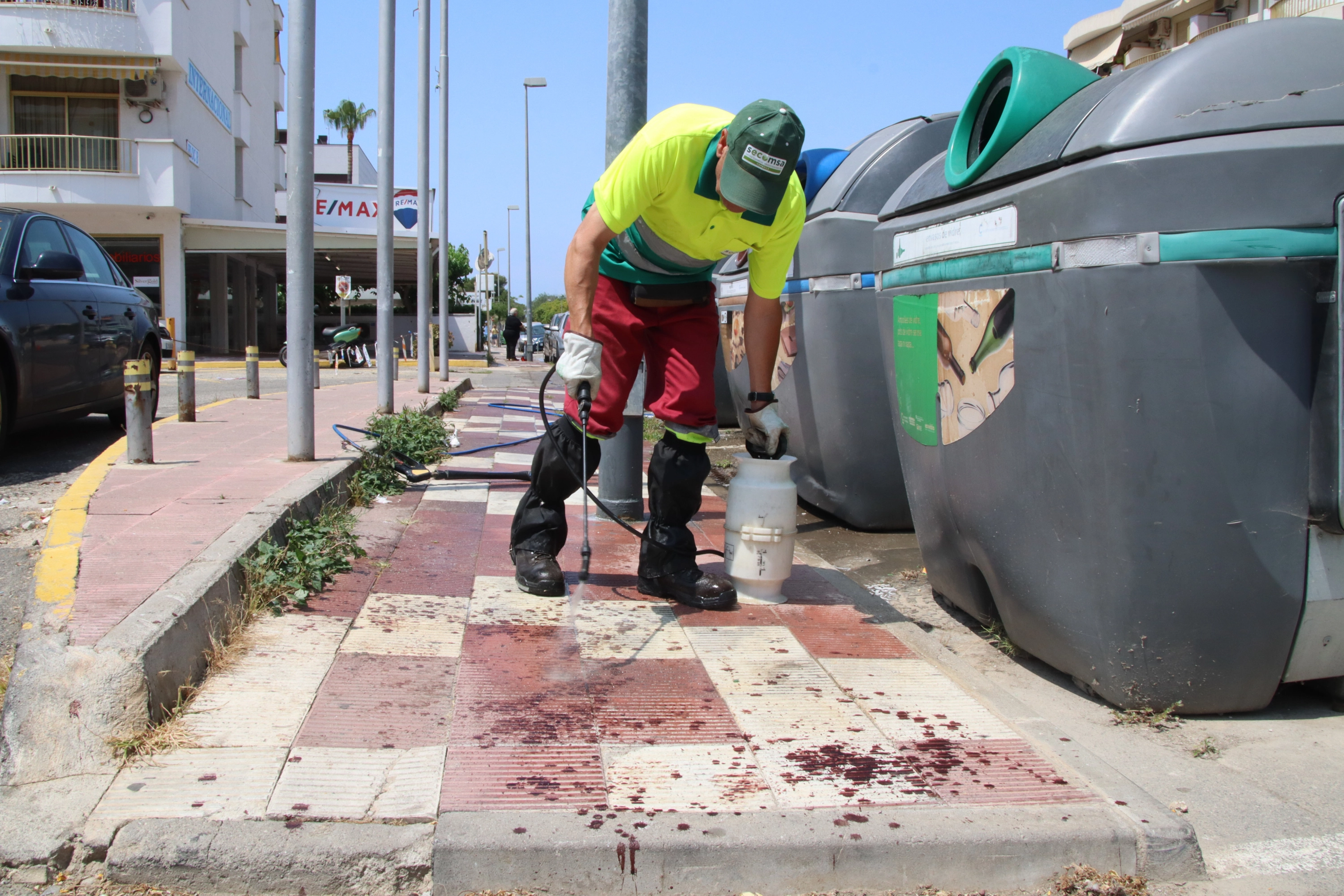 El equipo de limpieza municipal limpiando los restos de sangre del trabajador.