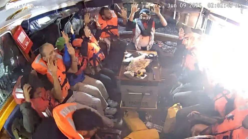 La tripulación del Madleen con destino a Gaza, en el Mediterráneo, el 9 de junio de 2025.