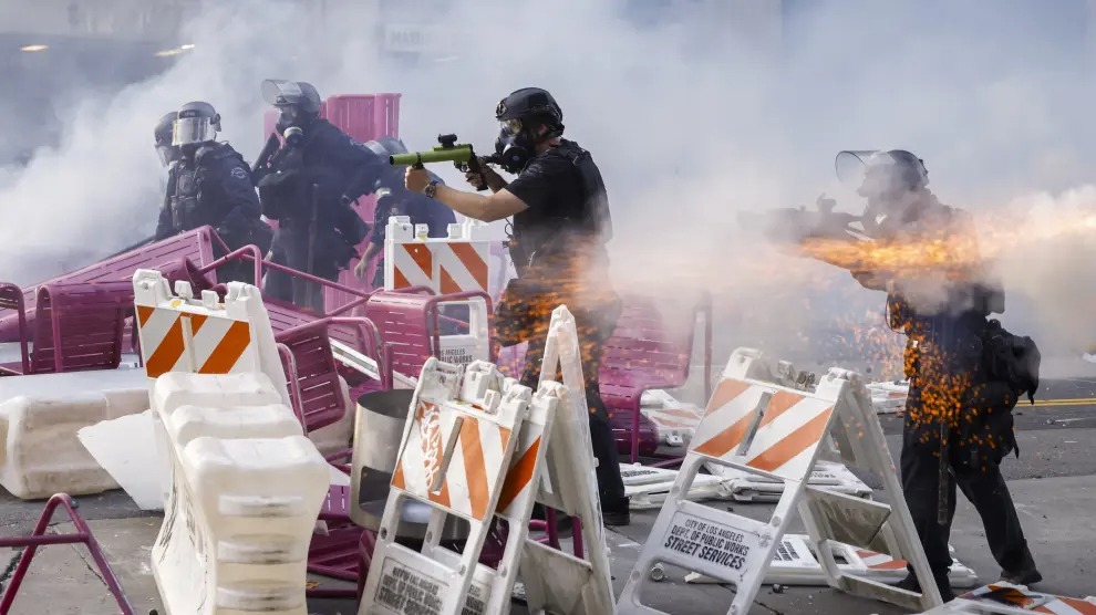 Enfrentamiento entre policías y manifestantes en Los Ángeles.