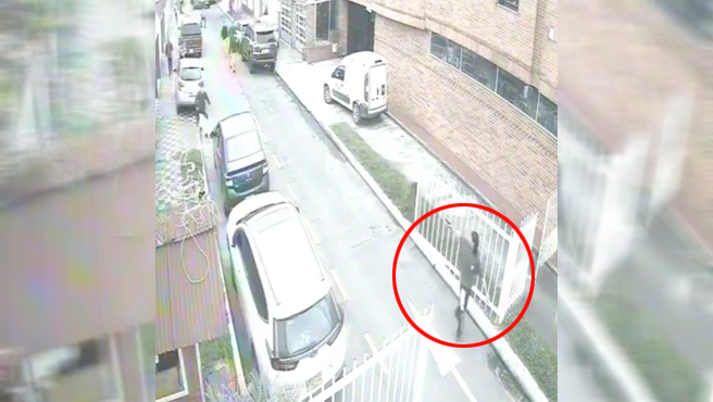 Cámaras de seguridad graban la persecución al presunto sicario que disparó a Uribe
