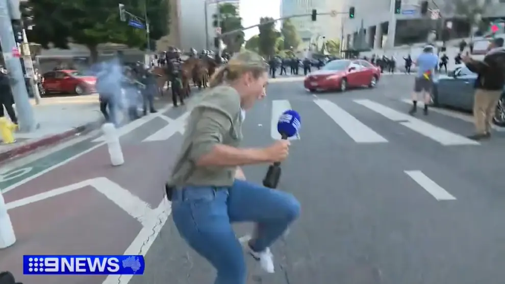 Este domingo una reportera australiana ha recibido el impacto de un proyectil de goma disparado por la policía contra los manifestantes.