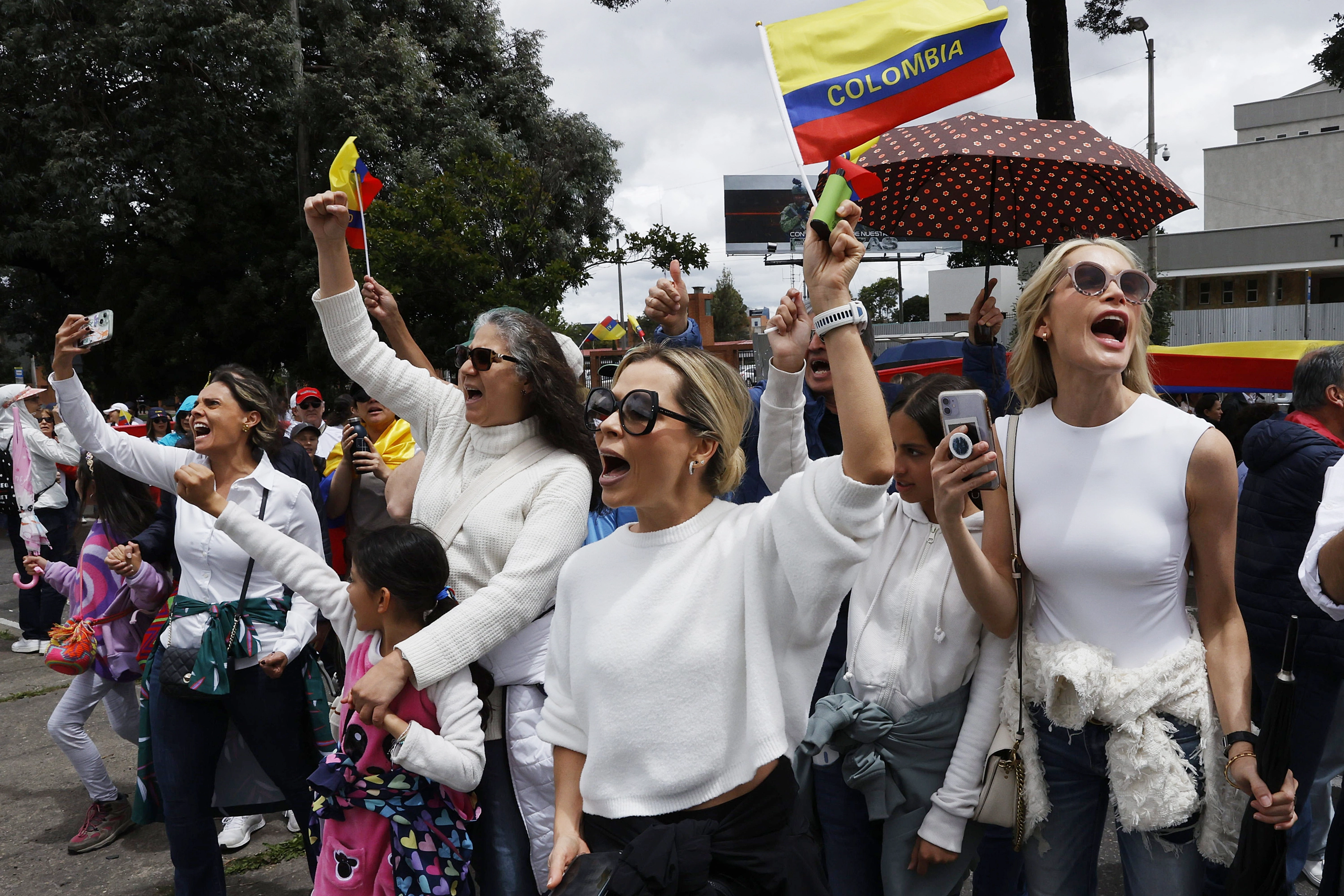 Personas participan en una caminata por la paz y en apoyo al senador Miguel Uribe Turbay este domingo, en Bogotá.