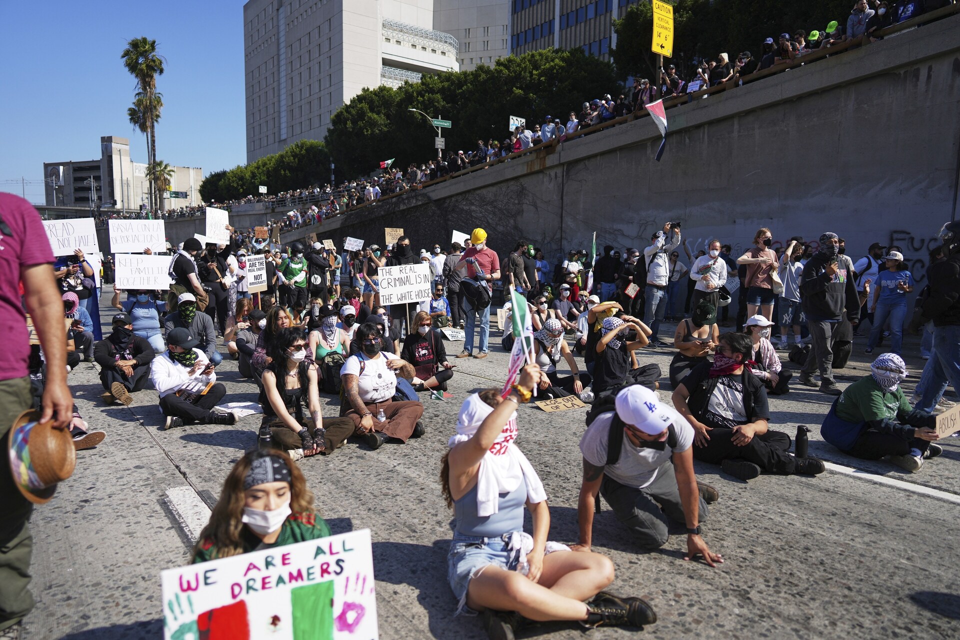 Imagen de las protestas de este domingo en el centro de Los Ángeles.
