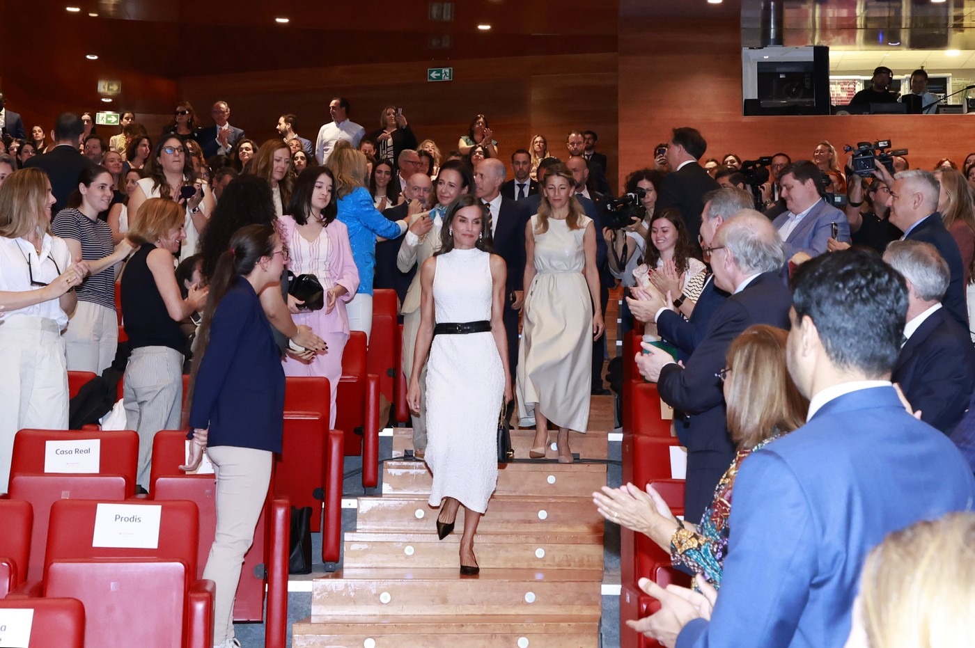 La reina entra en el salón de actos de la ciudad del Santander.