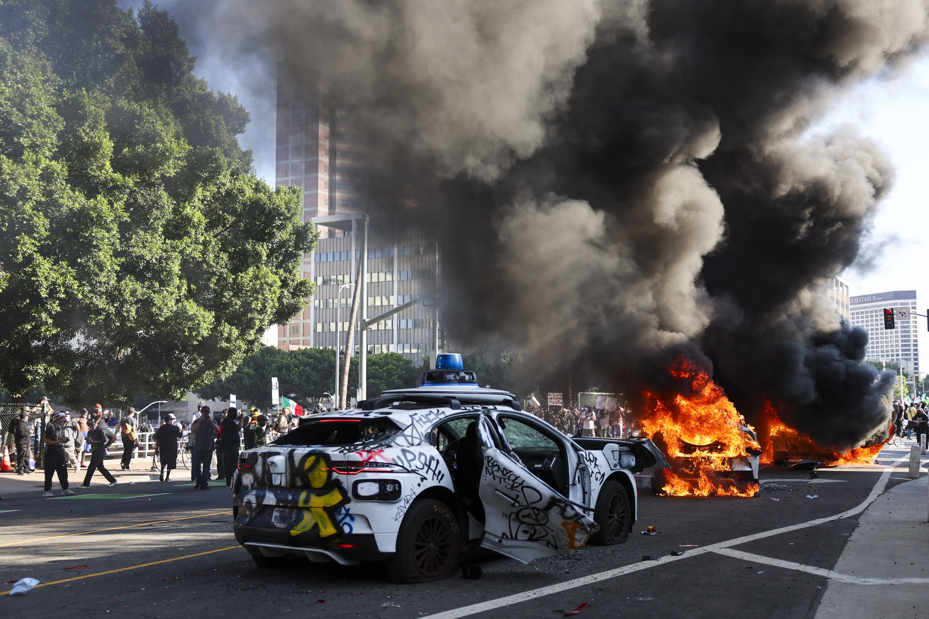 Un coche ardiendo durante las protestas.