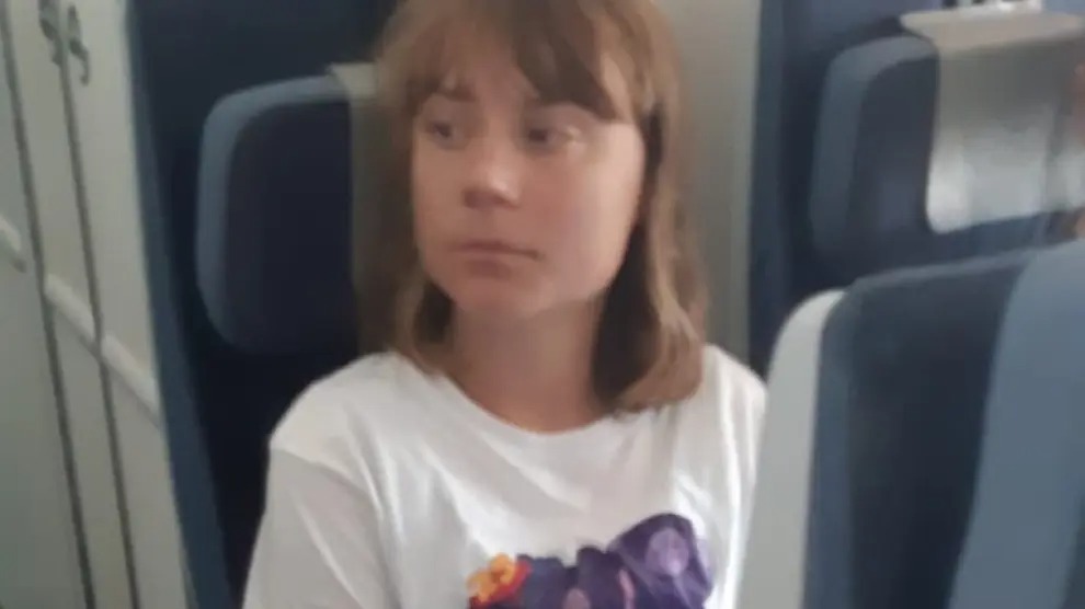 Greta Thunberg, a bordo del avión para ser deportada a Suecia.