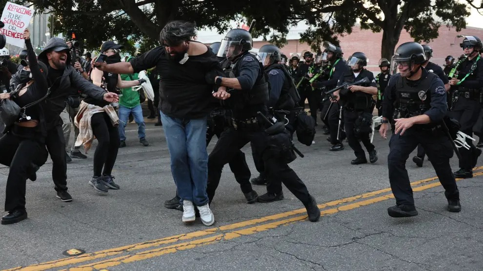 La Policía detiene a un manifestante, en Los Ángeles.