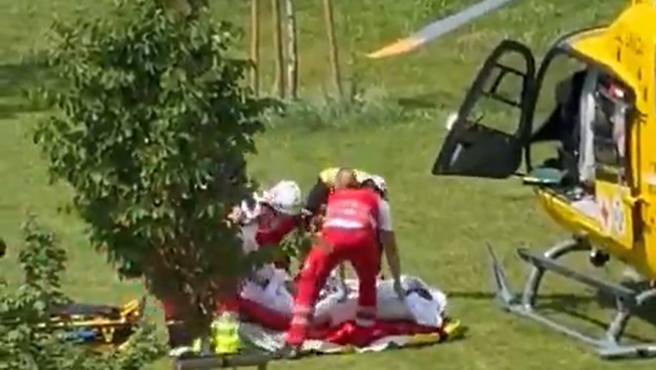 Los servicios de emergencia trasladan a uno de los heridos.