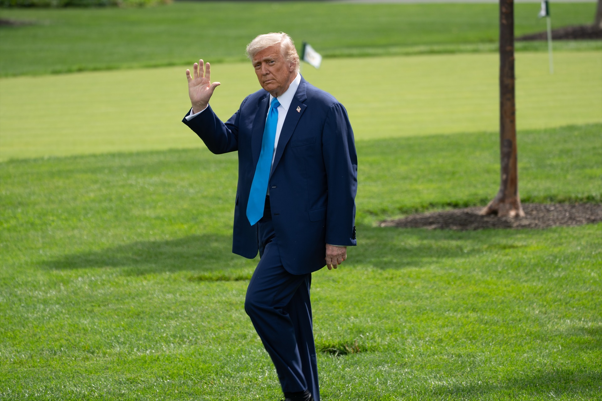 El presidente de Estados Unidos, Donald Trump saliendo de la Casa Blanca.