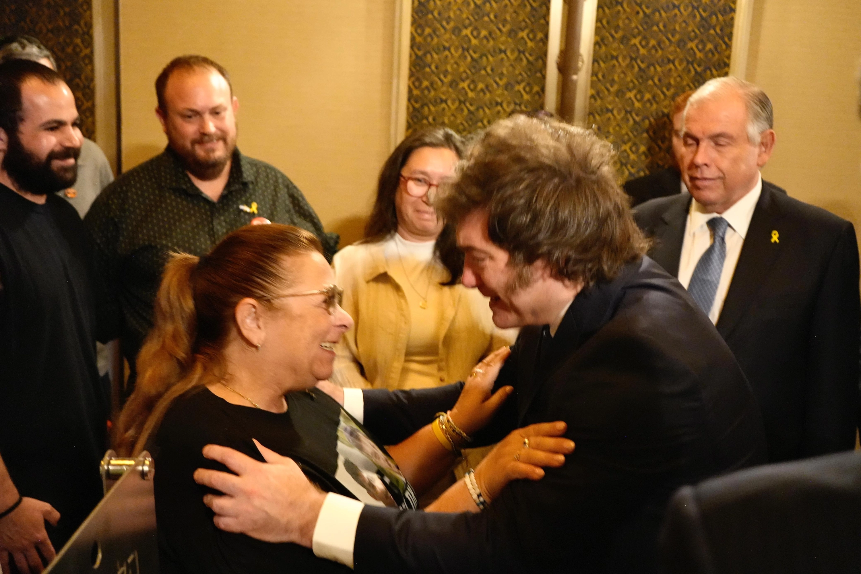 El presidente argentino, Javier Milei, se entrevista con familiares de los rehenes secuestrados por Hamas el 7 de octubre de 2023, en la segunda jornada de una visita a Israel, este miércoles.