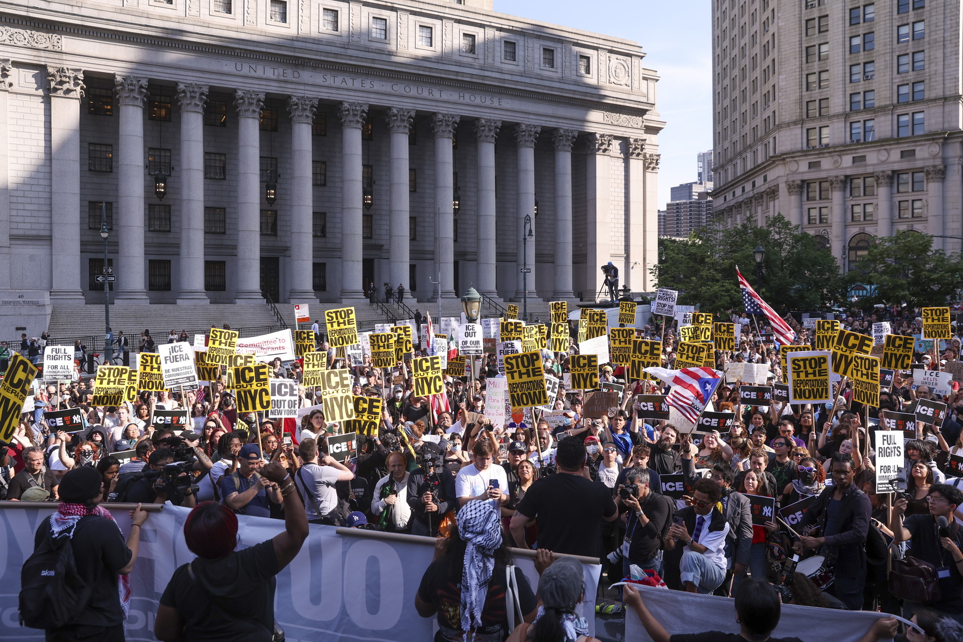 NEW YORK (United States), 11/06/2025.- People gather to protest outside an Immigration and Customs Enforcement (ICE) office in New York, New York, USA, 09 June 2025. People were protesting in response to recent ICE raids across the country and the unrest in California. (Protestas, Nueva York) EFE/EPA/SARAH YENESEL