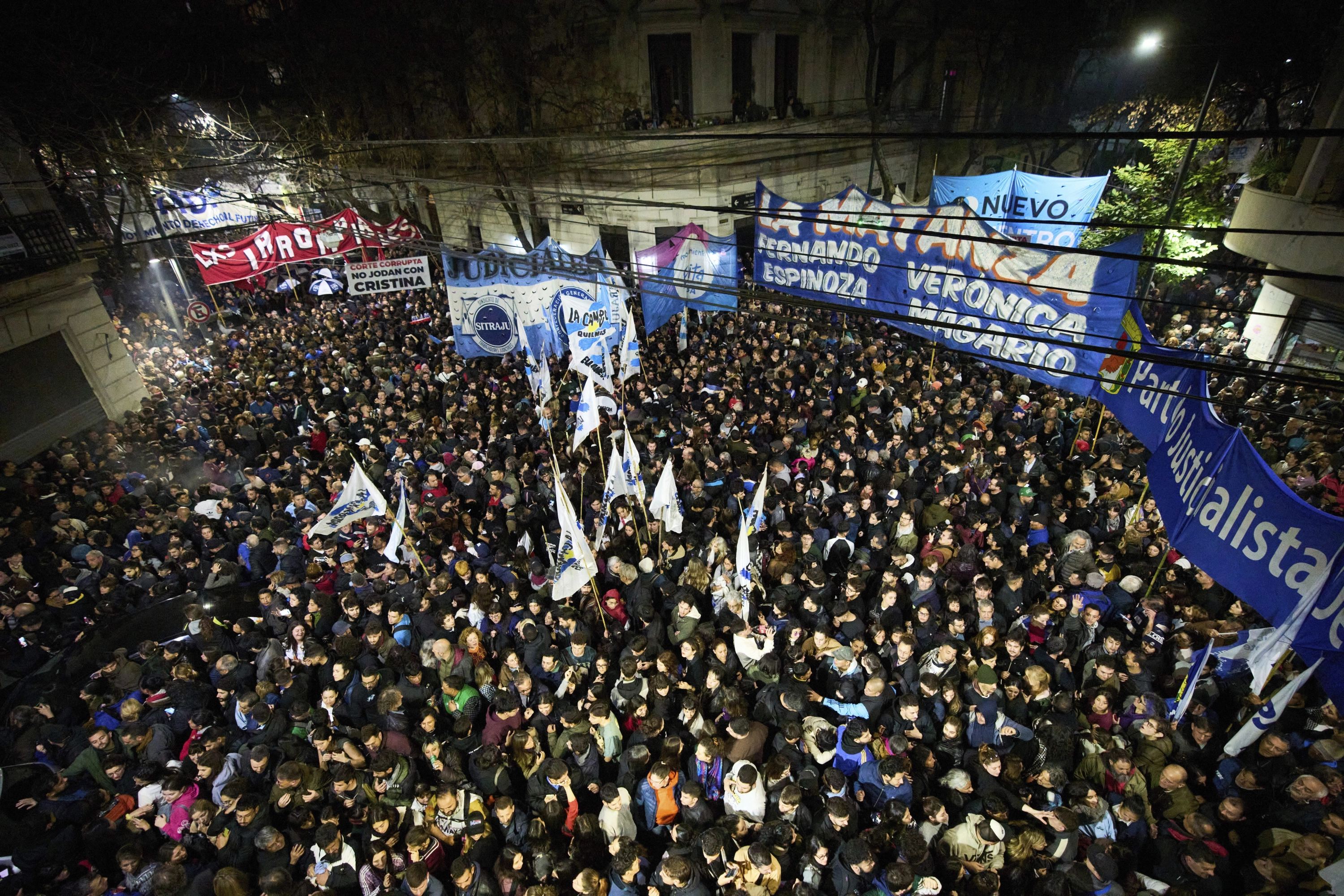 Simpatizantes de la expresidenta Cristina Fernández se reúnen frente a su casa después de que la Corte Suprema de Argentina confirmó su condena por corrupción, en Buenos Aires, Argentina, martes 10 de junio de 2025.