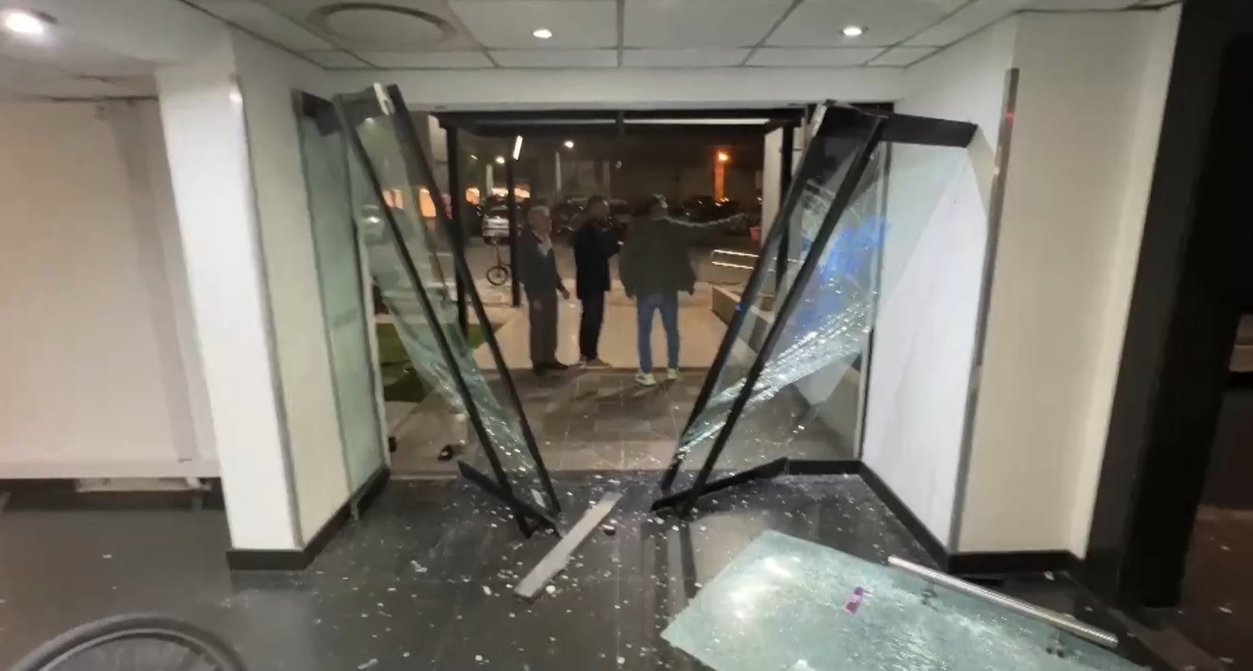 Manifestantes atacan cadenas de televisión argentinas tras la ratificación de la condena por corrupción a Cristina Fernández.