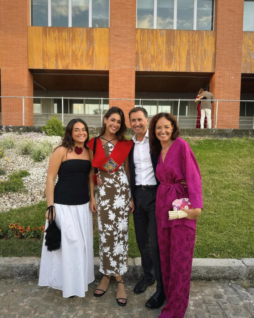 Marina Barrial en su graduación junto a su familia.