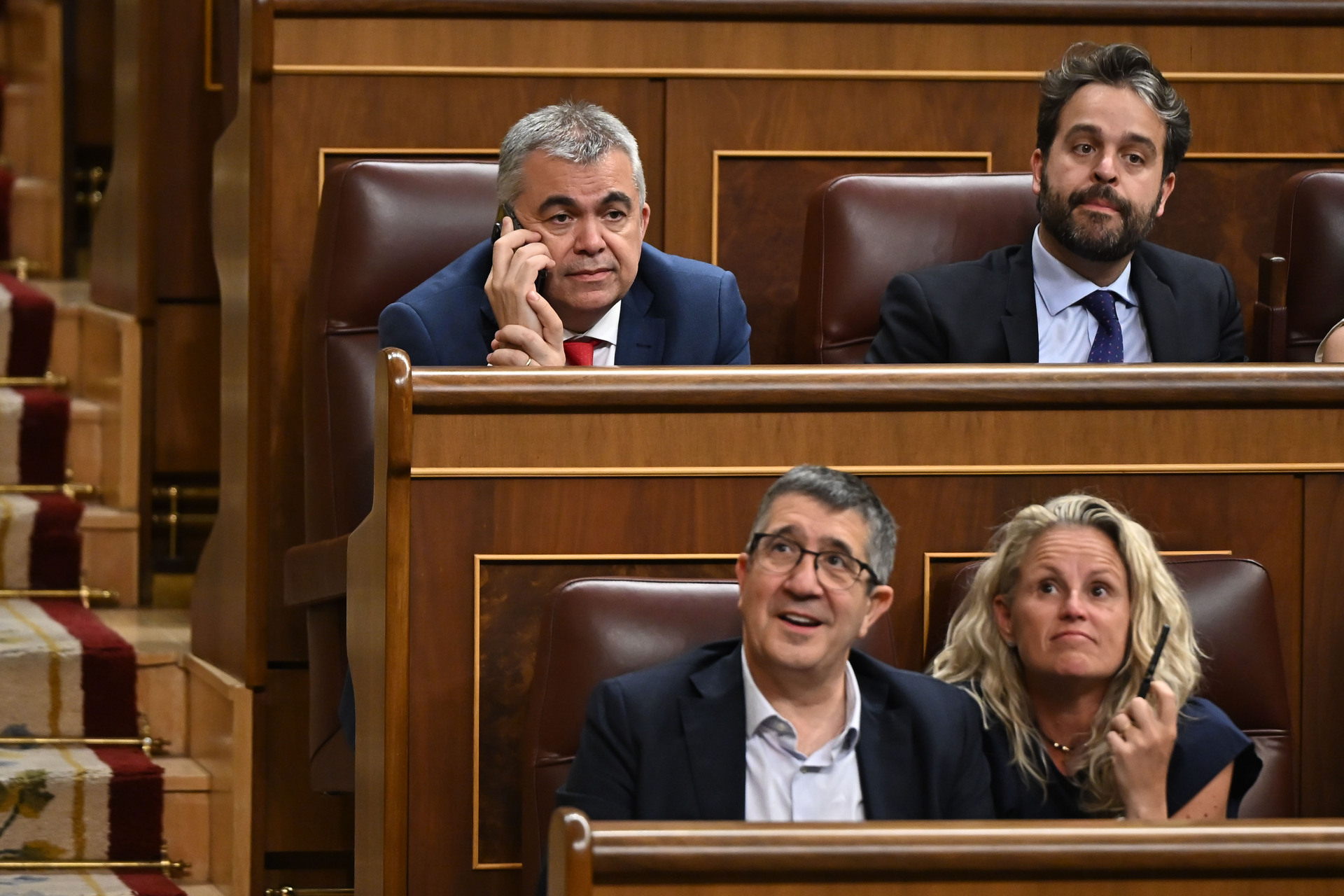 MADRID, 10/06/2025.- Los diputados socialistas Santos Cerdán (i, arriba) y Patxi López (i, abajo), durante el pleno del Congreso celebrado este martes en Madrid. EFE/Fernando Villar