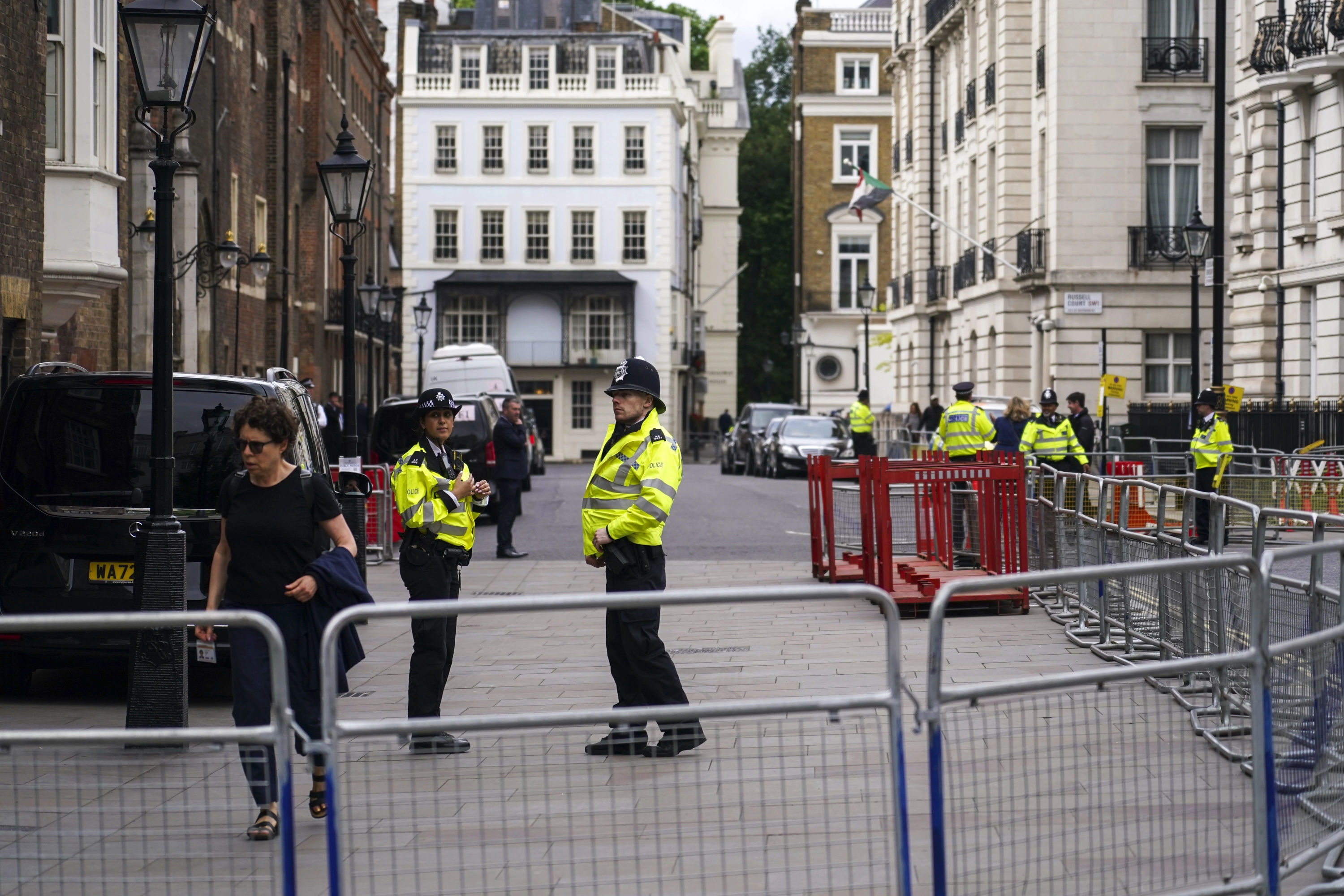Agentes de policía patrullan la entrada de Lancaster House, durante las conversaciones entre EE UU y China, en Londres.