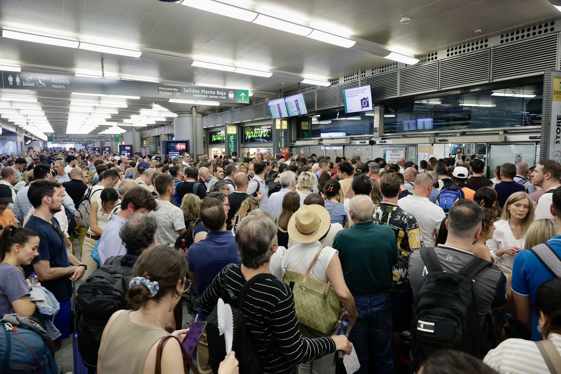Vestíbulo de la estación de Atocha, tras la llegada de pasajeros derivados.