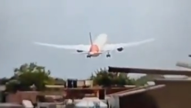 El avión de pasajeros, momentos antes de estrellarse