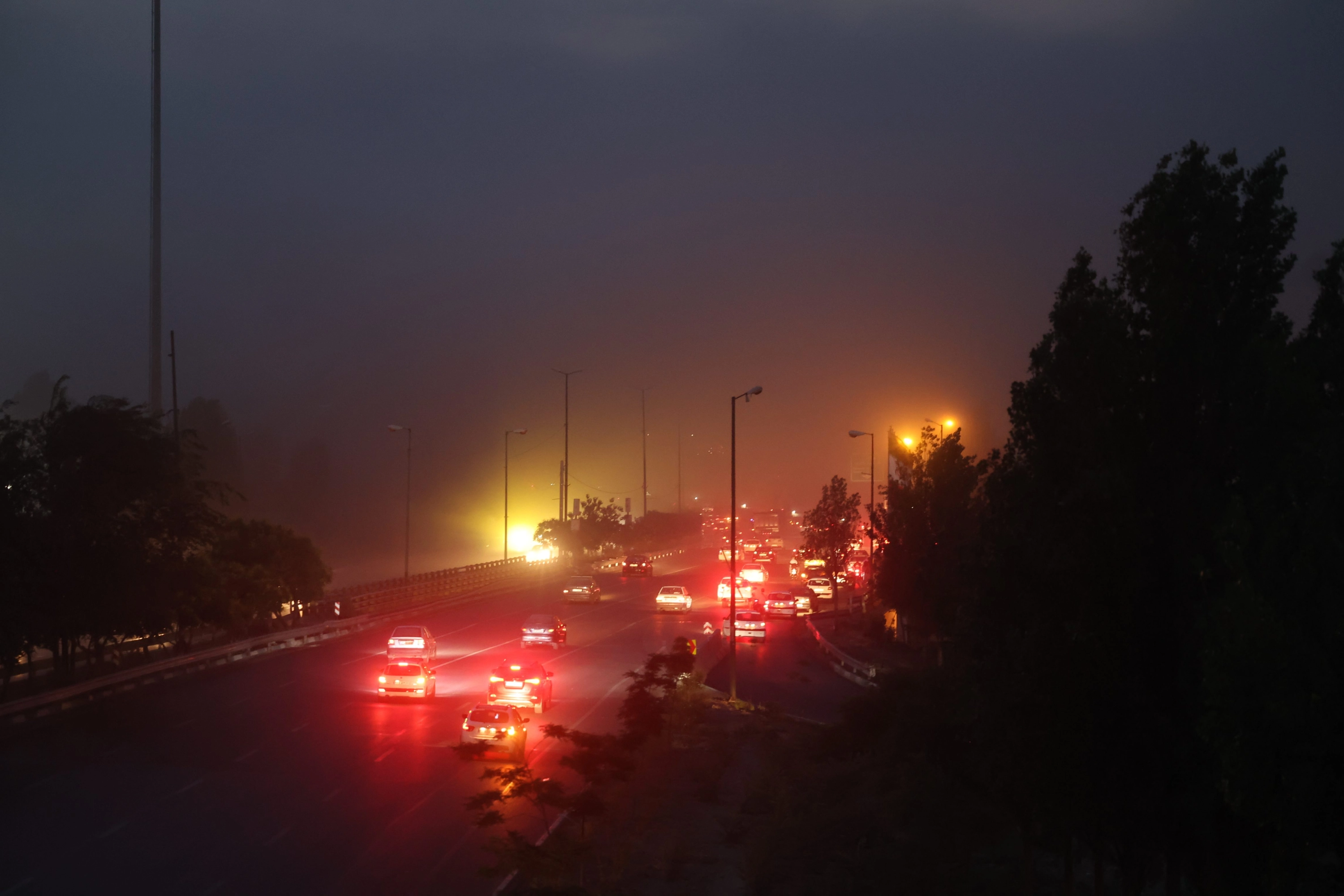 Humo se eleva desde un incendio tras un ataque israelí en Teherán, Irán, el 13 de junio de 2025.
