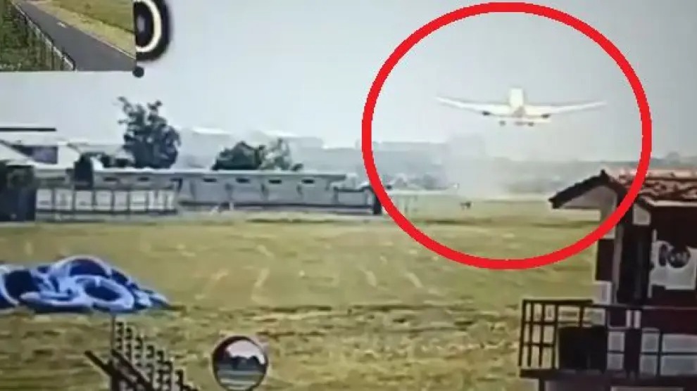 El momento en que el avión pierda altura tras despegar.