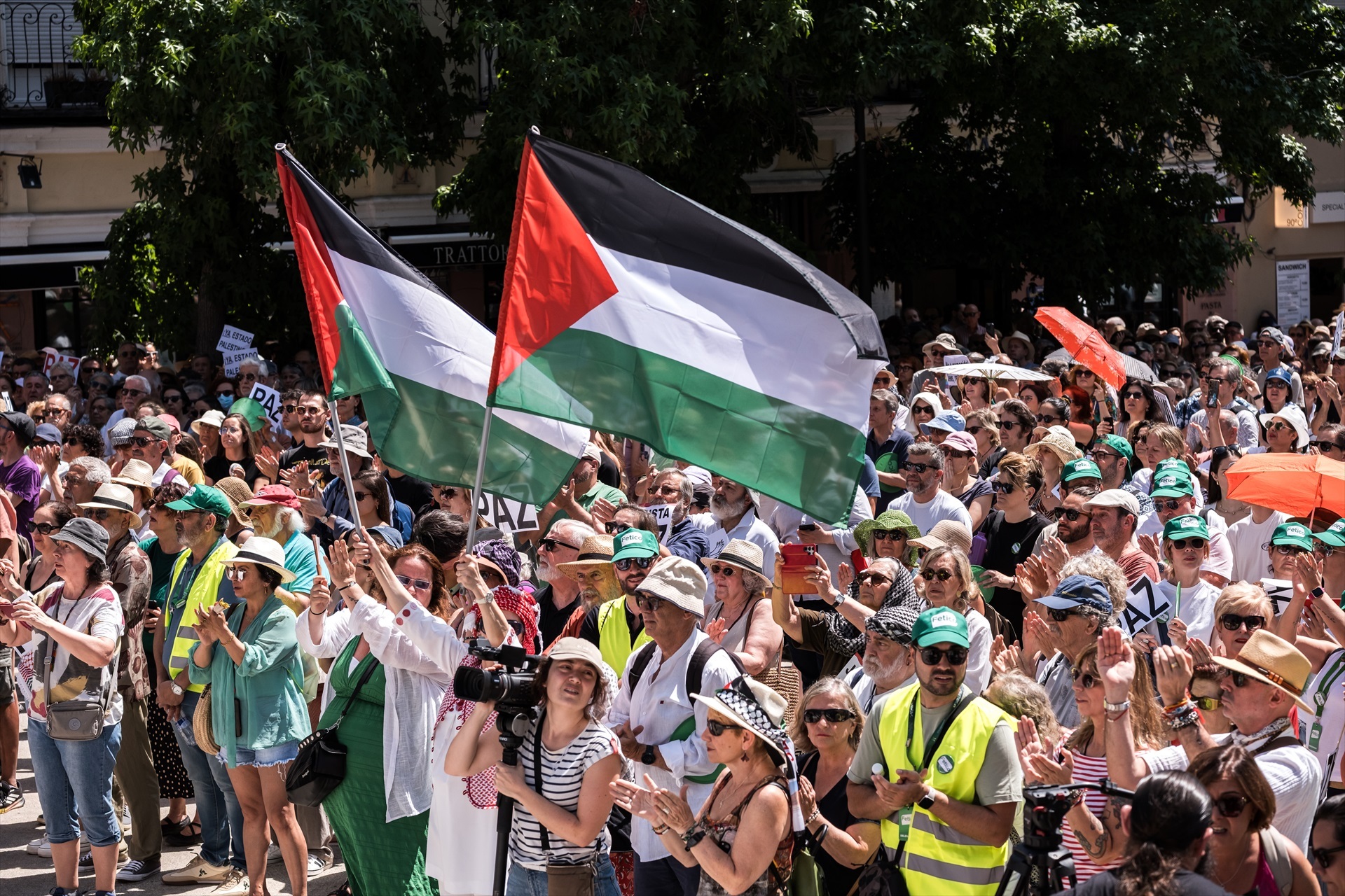 Decenas de personas durante una manifestación en apoyo a Palestina, en la Plaza de Juan Goytisolo, en Madrid.